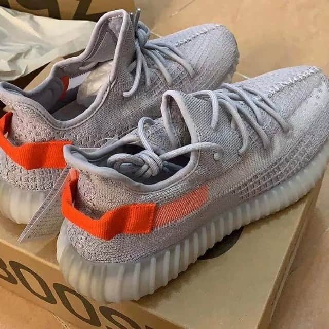 Sneaker Newsさんのインスタグラム写真 - (Sneaker NewsInstagram)「The upcoming adidas Yeezy Boost 350 v2 "Tailgate" reunites grey and orange tones for a "Beluga"-esque finish. For a first look at this upcoming Yeezy release, tap the link in our bio.」1月15日 3時00分 - sneakernews