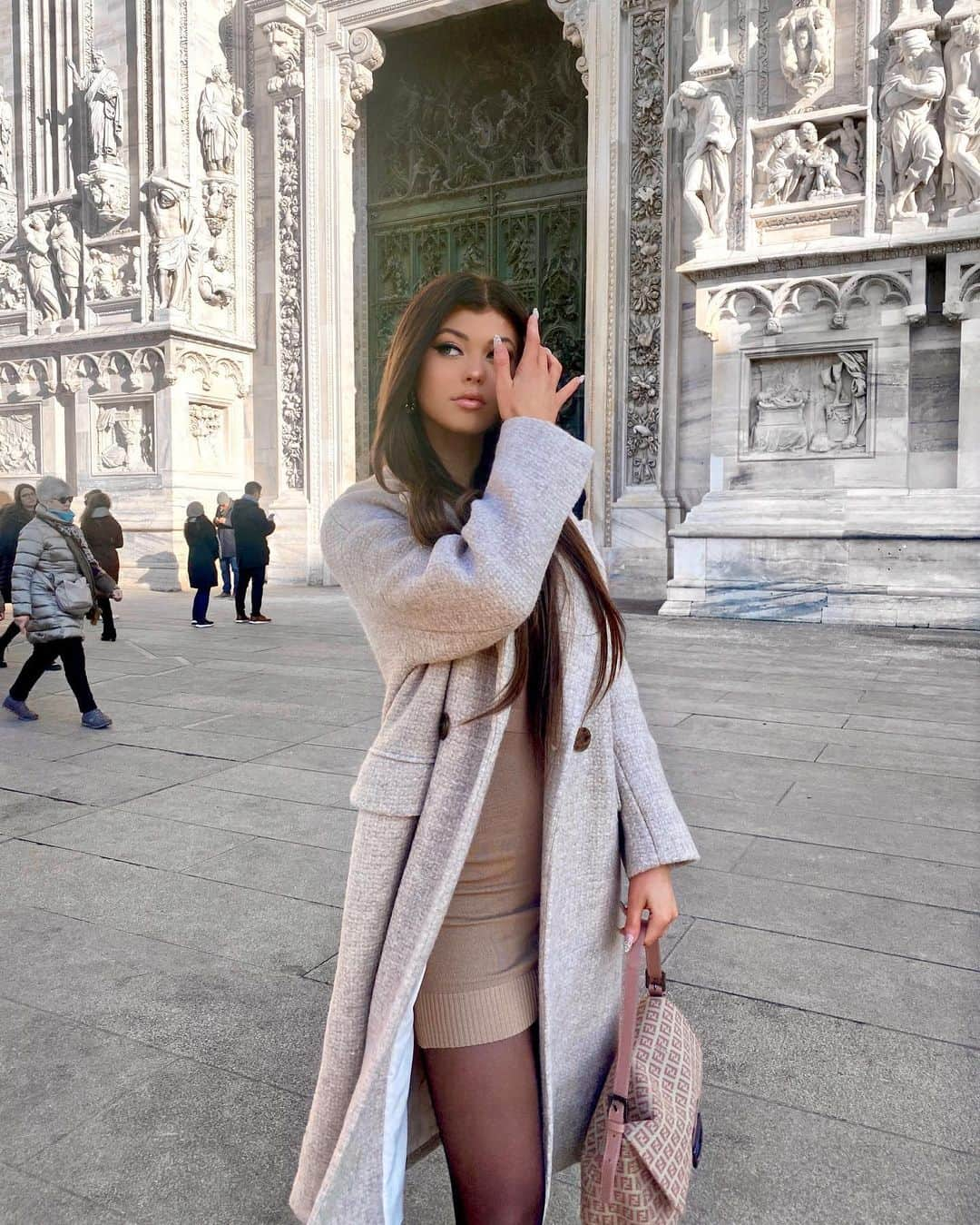 ローレン・グレイさんのインスタグラム写真 - (ローレン・グレイInstagram)「had such an amazing time in milan. a beautiful city with beautiful people. so grateful ☁️」1月15日 3時03分 - loren