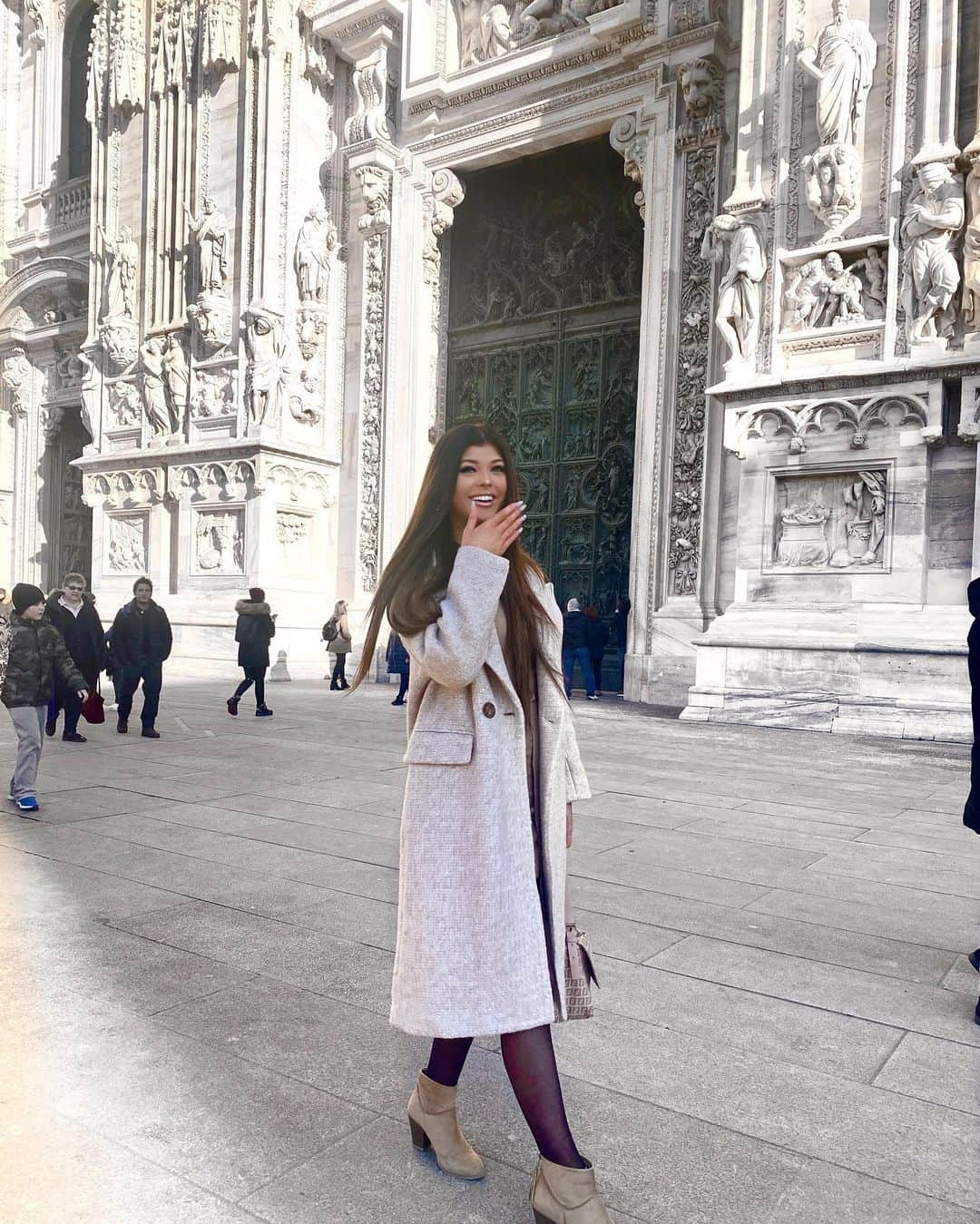 ローレン・グレイさんのインスタグラム写真 - (ローレン・グレイInstagram)「had such an amazing time in milan. a beautiful city with beautiful people. so grateful ☁️」1月15日 3時03分 - loren