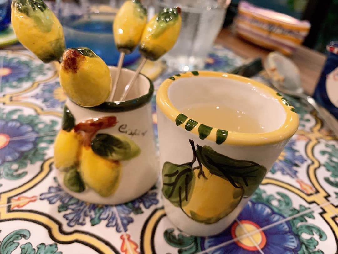 島田晴香さんのインスタグラム写真 - (島田晴香Instagram)「昨日のdinnerはこちらへ @trattoria_amalfitana  南イタリアの味と 雰囲気を味わえる、 まさに大人の隠れ家!  料理ももちろんのこと それに合わせたお皿にも 是非注目してほしい🥺❤︎ 色使いも可愛くて 目でも楽しめます😎  デザートの カタラーナは美味しすぎて 追加注文しました😂 二個食べです。笑  また早く行きたいな☺︎」1月15日 13時55分 - shimadadesu_official