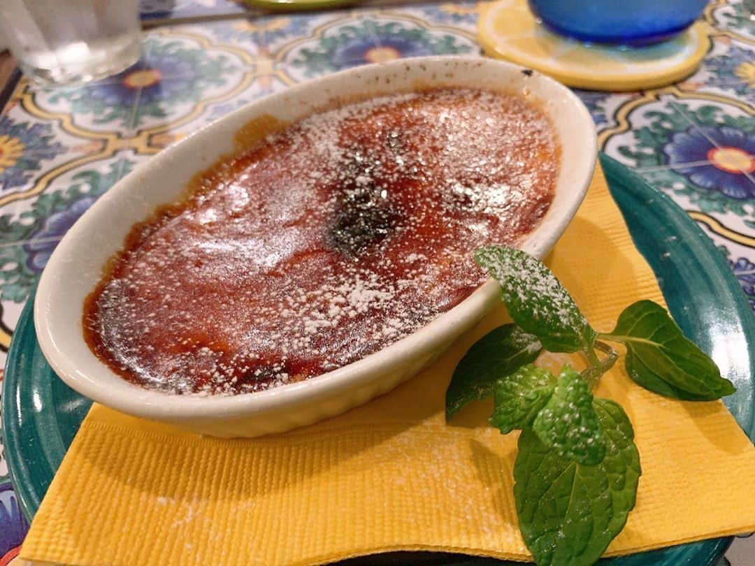 島田晴香さんのインスタグラム写真 - (島田晴香Instagram)「昨日のdinnerはこちらへ @trattoria_amalfitana  南イタリアの味と 雰囲気を味わえる、 まさに大人の隠れ家!  料理ももちろんのこと それに合わせたお皿にも 是非注目してほしい🥺❤︎ 色使いも可愛くて 目でも楽しめます😎  デザートの カタラーナは美味しすぎて 追加注文しました😂 二個食べです。笑  また早く行きたいな☺︎」1月15日 13時55分 - shimadadesu_official