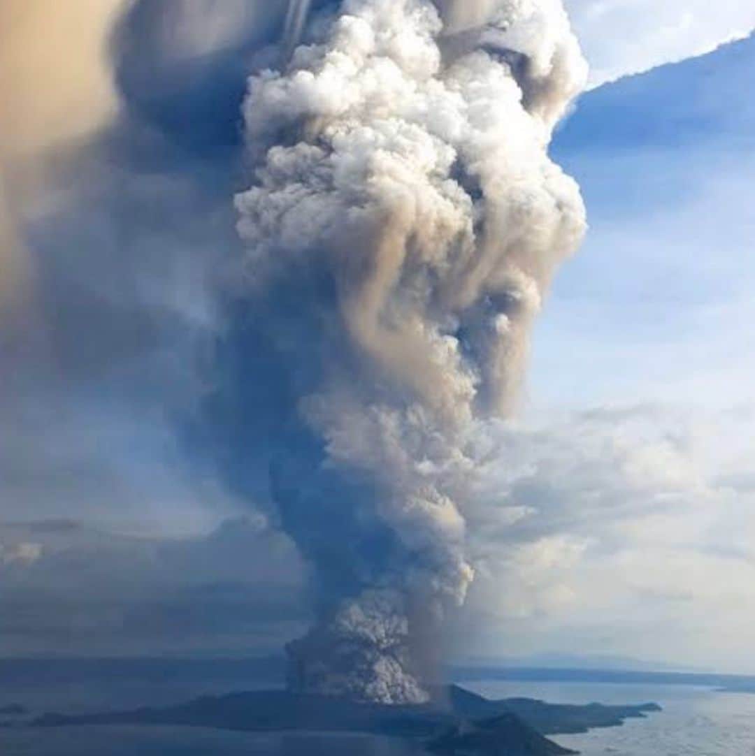 三浦加納子のインスタグラム：「マニラ滞在中に起きたタール火山の噴火。 私は仕事でずっとホテルにいたので、幸い何も影響も受けずに済みました。 元々の予定通りに帰国できそうです。  タール火山のあるタガイタイ地区はとても美しい場所だと聞いていたので、いつか行ってみたいと思っていました。 しばらくは近づく事も難しいと思うのでとても残念です。 自然の力には到底勝てないけれど、1日も早く皆さんが元の生活に戻れますように祈っています。  そしてご心配を頂いた方、ありがとうございます。  I heard that Tagaytay, where Taal Volcano was located, was a very beautiful place, so I wanted to go someday.  I am very sorry that I think it is difficult to get close for a while.  I can hardly beat the power of nature, but I pray everyone can return to their original life as soon as possible.  And thank you for those who worried.  #taalvolcano #stayinmanila」