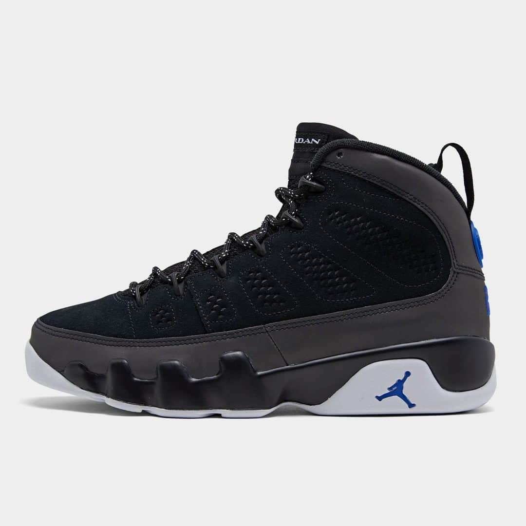 Sneaker Newsさんのインスタグラム写真 - (Sneaker NewsInstagram)「While not quite the famed Penny Hardaway PE from the '93-'94 NBA season, these Air Jordan 9s link up the Orlando Magic colorways with an added pop via the reflective mudguard/heel combo. For a detailed look at this February 1st release, hit the link in our bio.」1月15日 13時59分 - sneakernews