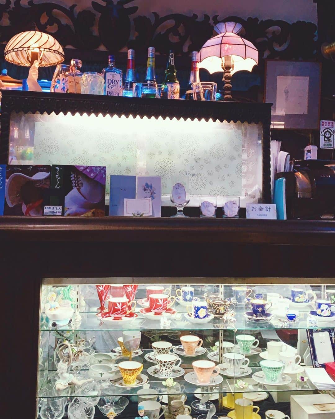 東佳苗さんのインスタグラム写真 - (東佳苗Instagram)「rurumu:京都受注会の会場が激近でソワレ通いしてました🍒🍨 宝石のゼリーポンチ・貴重なカップとソーサー・青の照明・すべてが麗しいな…💎 1978年からゼリーポンチなど提供してるらしいので昨今の インスタ映えの超絶先駆けですよね…🍹 京都に来たら絶対行く喫茶店 #ソワレ」1月15日 14時01分 - usagi_kanae