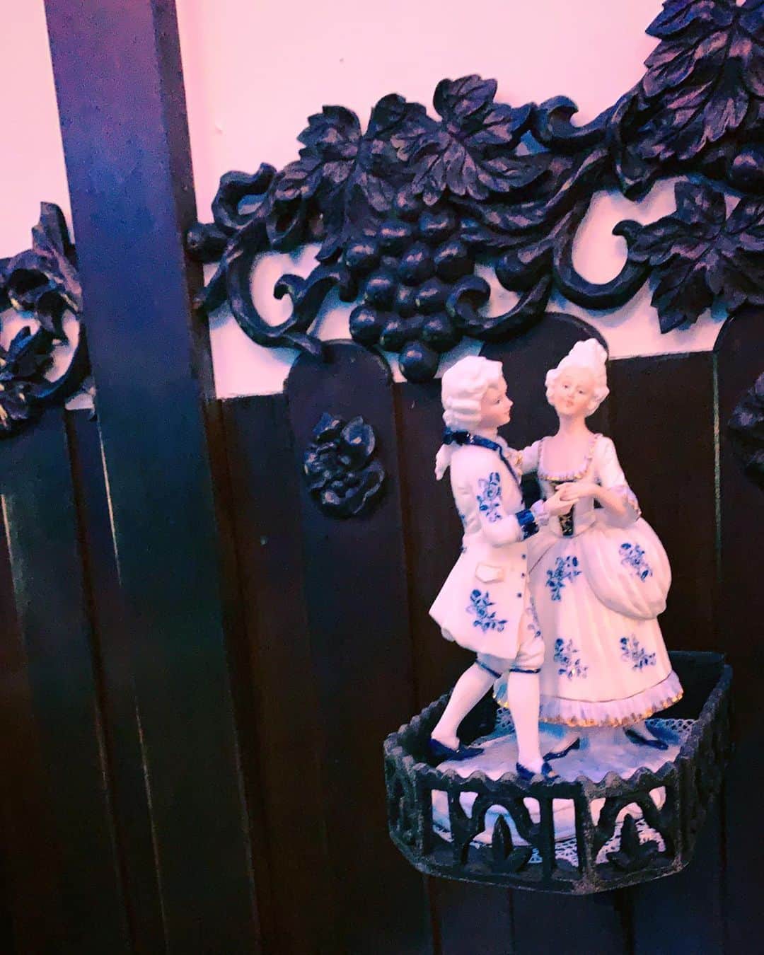 東佳苗さんのインスタグラム写真 - (東佳苗Instagram)「rurumu:京都受注会の会場が激近でソワレ通いしてました🍒🍨 宝石のゼリーポンチ・貴重なカップとソーサー・青の照明・すべてが麗しいな…💎 1978年からゼリーポンチなど提供してるらしいので昨今の インスタ映えの超絶先駆けですよね…🍹 京都に来たら絶対行く喫茶店 #ソワレ」1月15日 14時01分 - usagi_kanae