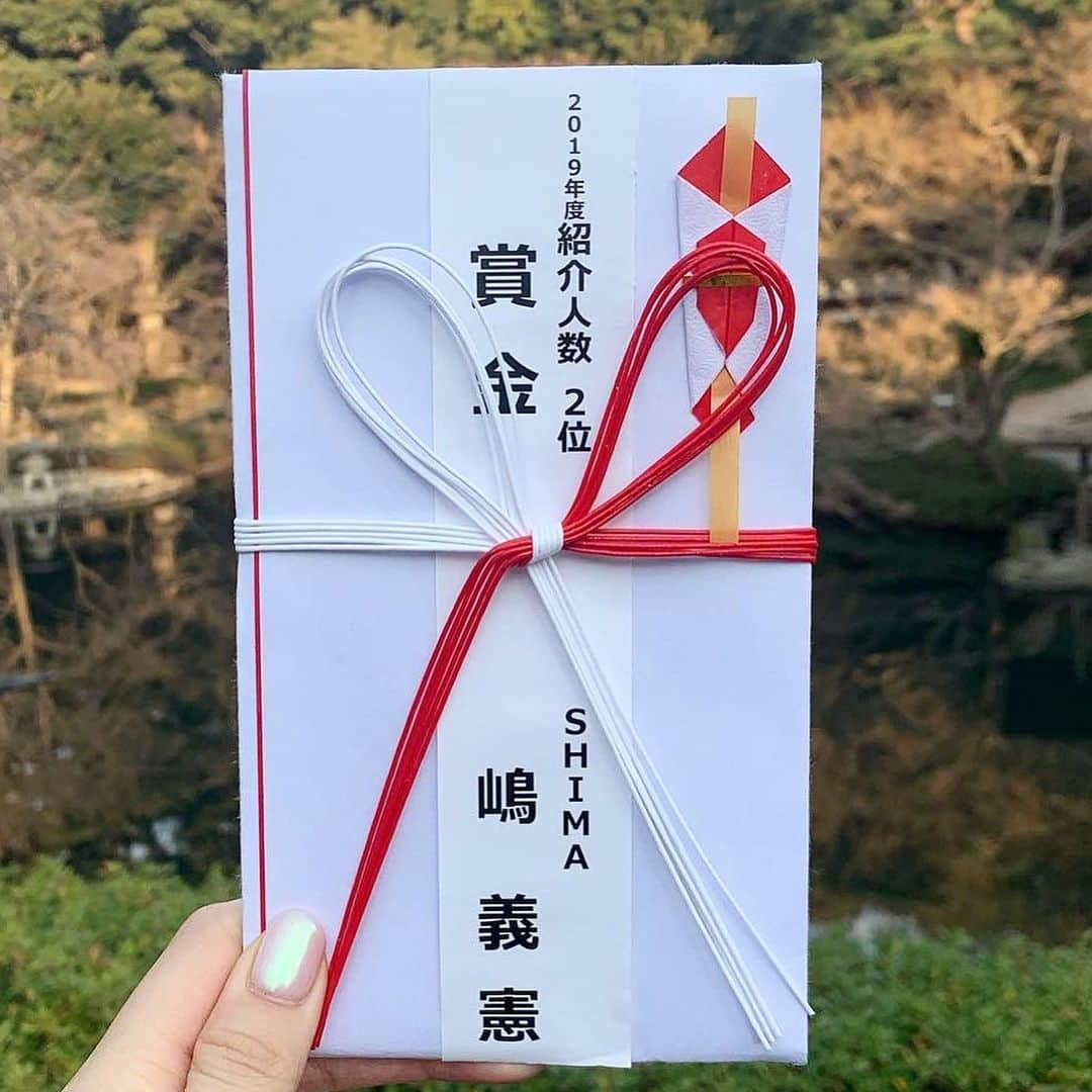 原涼香さんのインスタグラム写真 - (原涼香Instagram)「昨日はSHIMA新年総会でした🎍 そして、2019年の年間表彰にて 新規客数全店２位🥈というとても素敵な 賞をいただきました♡ ㅤㅤㅤㅤㅤㅤㅤㅤㅤㅤㅤㅤㅤ 世には沢山の美容師さんがいる中、 インスタや雑誌、HPや お友達の紹介を通して私を知り、 予約をしてわざわざ来てくださる、 これは本当に当たり前ではなくて 本当に本当に有り難いことですし、 既存のお客様含め、これだけ沢山のお客様に 支えられているのだと 感謝の気持ちでいっぱいです。 いつも本当にありがとうございます♡ ㅤㅤㅤㅤㅤㅤㅤㅤㅤㅤㅤㅤㅤ それから、いつも助けてくれて尊敬できる 先輩後輩、オフィスの方々、関わる全ての方に 感謝と恩返ししたい気持ちで溢れています。  現状に満足せず、 おごらず謙虚に誠実に、 美容と向き合い、 2020年、もっともっと飛躍して パワーアップする私の姿をみなさんに お見せできるよう頑張りますので、 今年もどうぞ宜しくお願い致します💓 ㅤㅤㅤㅤㅤㅤㅤㅤㅤㅤㅤㅤㅤ SHIMA SEVEN GINZA TOP STYLIST 原　涼香」1月15日 12時42分 - suzuka_hara