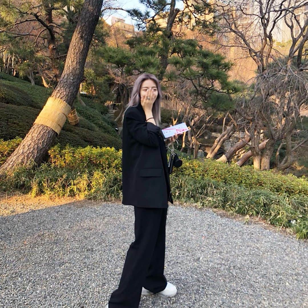 原涼香のインスタグラム：「昨日はSHIMA新年総会でした🎍 そして、2019年の年間表彰にて 新規客数全店２位🥈というとても素敵な 賞をいただきました♡ ㅤㅤㅤㅤㅤㅤㅤㅤㅤㅤㅤㅤㅤ 世には沢山の美容師さんがいる中、 インスタや雑誌、HPや お友達の紹介を通して私を知り、 予約をしてわざわざ来てくださる、 これは本当に当たり前ではなくて 本当に本当に有り難いことですし、 既存のお客様含め、これだけ沢山のお客様に 支えられているのだと 感謝の気持ちでいっぱいです。 いつも本当にありがとうございます♡ ㅤㅤㅤㅤㅤㅤㅤㅤㅤㅤㅤㅤㅤ それから、いつも助けてくれて尊敬できる 先輩後輩、オフィスの方々、関わる全ての方に 感謝と恩返ししたい気持ちで溢れています。  現状に満足せず、 おごらず謙虚に誠実に、 美容と向き合い、 2020年、もっともっと飛躍して パワーアップする私の姿をみなさんに お見せできるよう頑張りますので、 今年もどうぞ宜しくお願い致します💓 ㅤㅤㅤㅤㅤㅤㅤㅤㅤㅤㅤㅤㅤ SHIMA SEVEN GINZA TOP STYLIST 原　涼香」