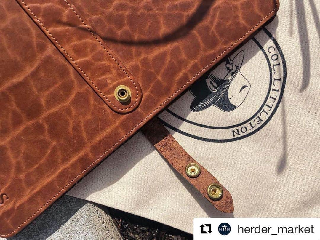 カーネルリトルトンさんのインスタグラム写真 - (カーネルリトルトンInstagram)「#Repost @herder_market lookin’ #stellar🤠👍🏻 ・・・ @colonellittleton American Buffalo Portfolio (photo by group admin @sluyterbp )😍😍 #colonellittleton #leathergoods #leather #leatherbag #leatherjacket #leatherhead #leatherpants #leatherworks #leatherearrings #leathers #herdermarket #leathertote #diaperbag #leathertote #leatherluggage #leatherweekender #leathercompany #saddlebackleather #fullgrainleather #vermilyeapelle #americanstyle #madeintheusa #madeintheusa🇺🇸 #yaherd2020 #madeinamerica」1月15日 12時46分 - colonellittleton