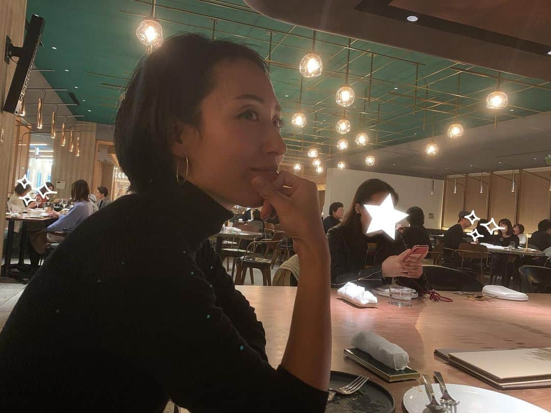 Miho Tanakaさんのインスタグラム写真 - (Miho TanakaInstagram)「ERUTAN良かったなぁ。﻿ ﻿ ﻿ ミラノで日本人オーナーシェフとして初のミシュラン一つ星を獲得した徳吉洋二シェフの監修のお店📍﻿ ﻿ ちなみにプロデュースは @transitgeneraloffice だよ。  さすがのオシャレ空間でした💓 ﻿ 美味しいし。雰囲気いいし。 大人だけで行くならカウンターがオススメ🤟﻿ ﻿ テーブルの縦が長めなのでスタッフさんとの距離も取れて会話が筒抜けかも..なんて心配もなかったよ😉﻿ ﻿ ﻿ ﻿ 詳しくは　@mie__blogger に詳しく書いたので、﻿ぜひ見てね😉﻿ ﻿ ﻿ ﻿ _____________﻿ #erutan  #erutanrestaurantbar  #transitgeneraloffice  #徳吉洋二 #ミシュラン一つ星  #goodnaturestation﻿ #kyoto #kyotofood  #kyototrip #kawaramachi  #京都河原町 #京都河原町グルメ  #オールデイダイニング  #京都巡り #河原町ディナー  #グッドネイチャーステーション  #エルタン . #夫婦　#デート　#ハンサムショート　#黒髪　#黒髪ショート　#大人ショート　#黒髪アレンジ﻿」1月15日 12時48分 - mie__blogger