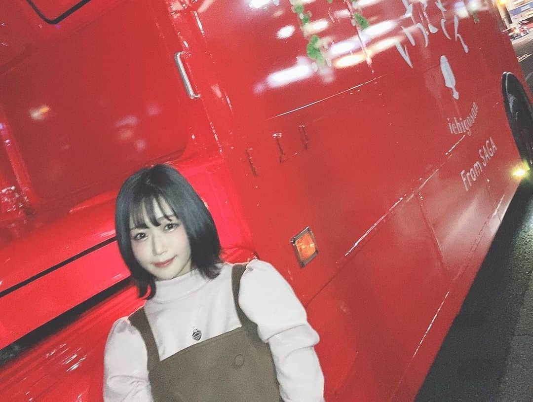 水月桃子さんのインスタグラム写真 - (水月桃子Instagram)「1/15-1/19 に開催される　#いちごさん　のイベントに一足お先に　#佐武宇綺　さんと参加させて頂きました〜！ #いちごさんバス　とは バスの中でいちご狩りとアフタヌーンティーが楽しめる画期的なイベントなのです🍓 青山を出発して普段見ることのない角度から渋谷の街並などを見ることができます。  いちご狩りでは大粒のいちごさんを食べることができて嬉しかったです❤️ スウィーツも超豪華でお腹いっぱいになりました♪ 紅茶が入っているオリジナルタンブラーもお持ち帰りできましたよ！  #カフェ #アフタヌーンティー #いちごさん #いちごさんバス　#佐賀　#いちご狩り　#都内でいちご狩り #ロンドンバス #ロンドンバスカフェ #アフロマンス　#女子力 #貴重体験ありがとうございました」1月15日 12時49分 - mizuki_momoko