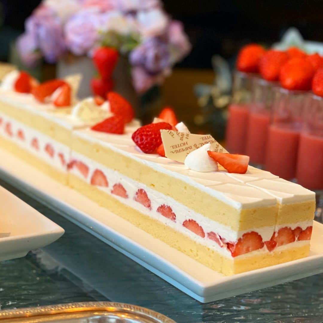 梅谷安里さんのインスタグラム写真 - (梅谷安里Instagram)「今年も大好きなイチゴの季節がきた😋🍓 嬉しすぎる！！！ 毎年この時期はイチゴブッフェを巡っちゃう♡ まずはみんなで帝国ホテル大阪の苺ビュッフェに行ってきたよ🍓 可愛すぎるみっくんが美味しそうにたくさん苺食べてて幸せな気分なった🥰♥️ #strawberry#buffet  #帝国ホテル#帝国ホテル大阪 #スイーツビュッフェ#ホテル #hotel#いちご#🍓」1月15日 12時51分 - anriworld