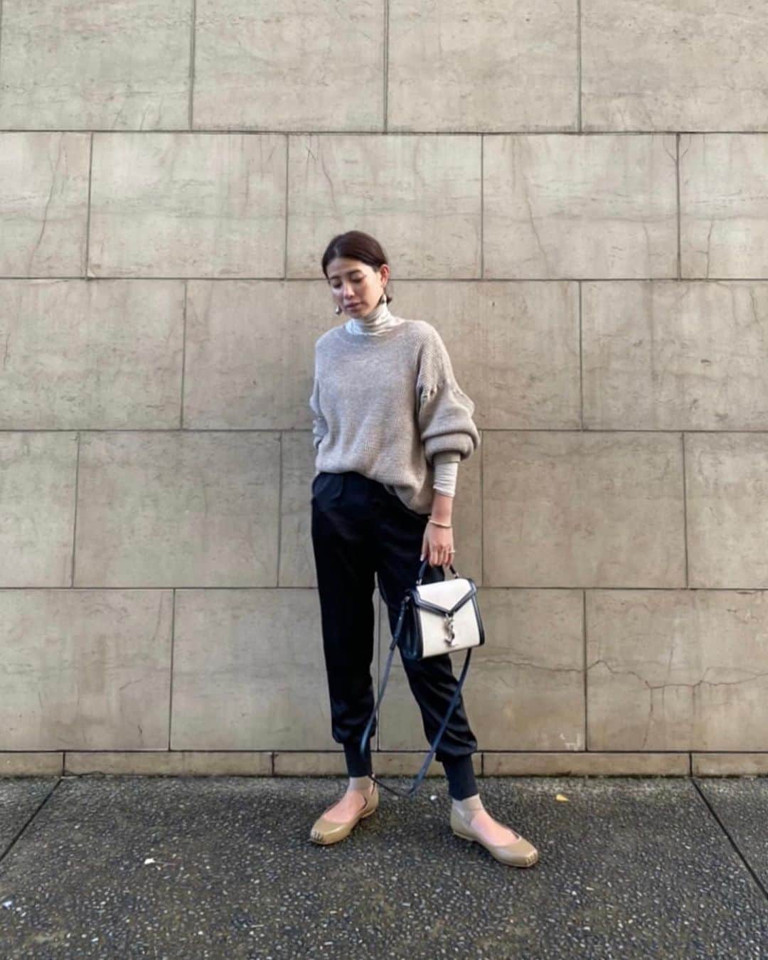 JUNNAのインスタグラム：「らくちんデイリー服。 ふわっふわのニットソーサーマル。 肌触り着心地よし。 2wayですが、私は背中開けで着るのがスキ。  足元は足首をゴムバンドがホールドしてくれる最強バレエシューズ🩰  tops/ #2WAYサーマルニットソ－　1月16日発売 inner/ @mediam_official  pants/ #サテンイージーパンツ  発売中 bag/ @ysl  shoes/ #ストラップバレエシューズ　1月16日発売 ・ ・ ・ #etretokyo #2020etre_ss #156cm #yslbag #ysl #バレエシューズ #フラットシューズ #サーマル #saintlaurent #サンローラン #サンローランバッグ#エトレのバレエ」