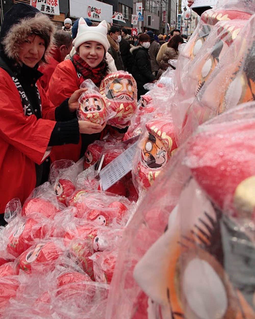 Rediscover Fukushimaさんのインスタグラム写真 - (Rediscover FukushimaInstagram)「One of the winter festivals most unique to Fukushima: Shirakawa Daruma Market! Daruma dolls of all sizes are sold at lines of little stalls near Shirakawa Station. It's a Japanese custom to draw in the right eye of your daruma, make a wish, and only complete the remaining eye when you wish comes true, so they're the perfect purchase for motivation to complete new year's resolutions! This year's Daruma Market will be held on February 11.」1月15日 13時12分 - rediscoverfukushima
