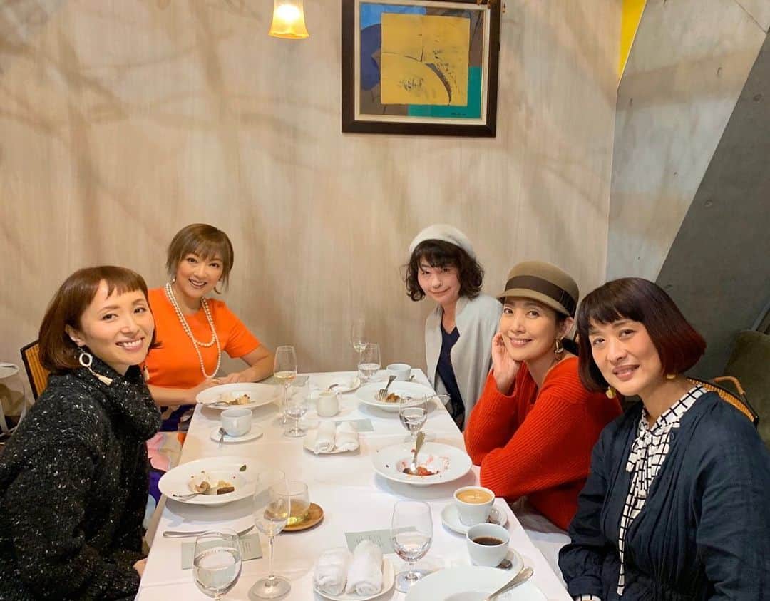 田中美里のインスタグラム：「昨日のlunchは大好きなメンバー大集合。 楽しいひと時。  ape cucina naturale は 何回も行きたくなるお店。 お料理も美味しくてお店の方も素敵なんです。  空間も居心地が良くてついつい長くいてしまう。  @mariya.yamada  @kyoko.yanagihara  @kurorin77  @feltico_jun  #東北沢 #駒場東大前 #代々木上原 #アーペクチーナナチュラーレ  #オーガニックイタリアン」