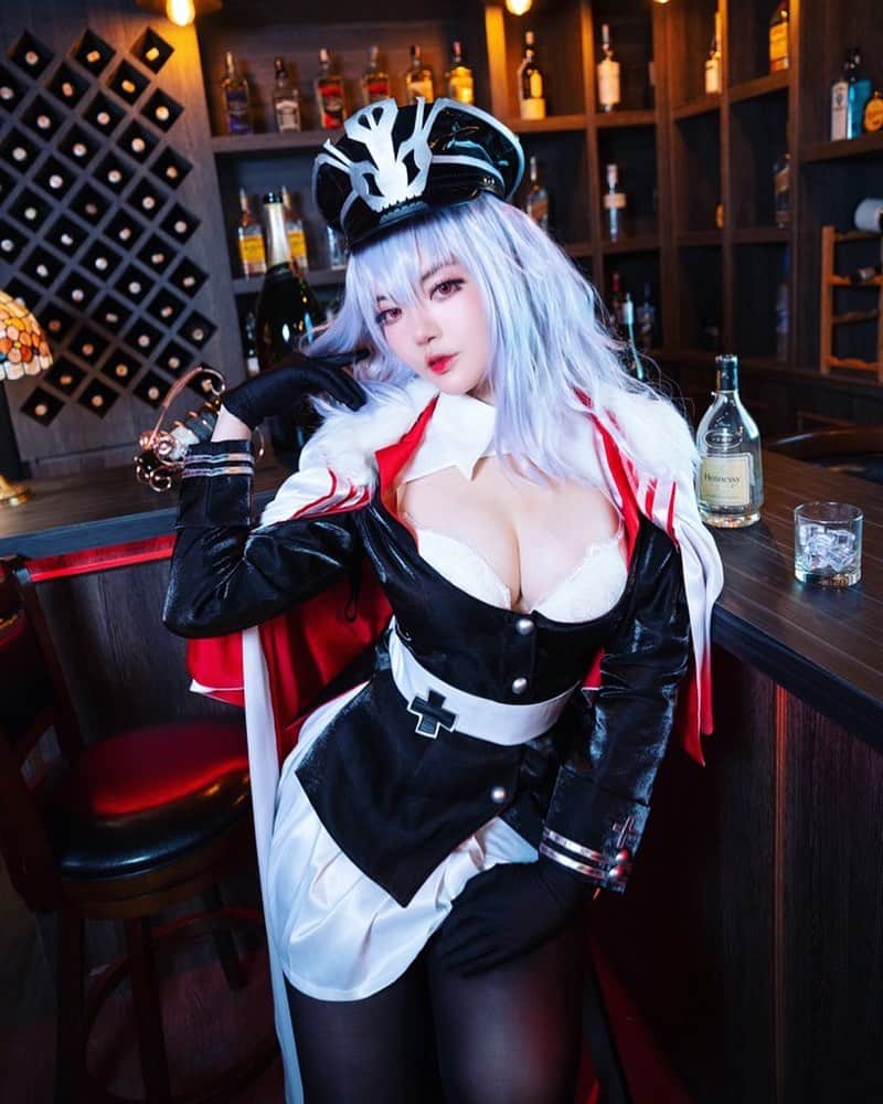 YingTzeさんのインスタグラム写真 - (YingTzeInstagram)「“ You are my Commander ? I’m Graf Zeppelin . “ ( editing till 2 am last night , so relieved that I’m doneee 🤣) _ Finally done with all my photos for January’s Patreon Reward ! Since Graf’s set is smaller than Tamamo , Graf Zeppelin will be reward for Tier 10 instead ! ( 22 photos ) ▶️ www.patreon.com/yingtze _ 📸 @kenn_tee 🏠 @sotplugsstudio  #blessed #azurlane #azurlanecosplay #grafzeppelin #cosplaygirls」1月15日 13時23分 - yingtze