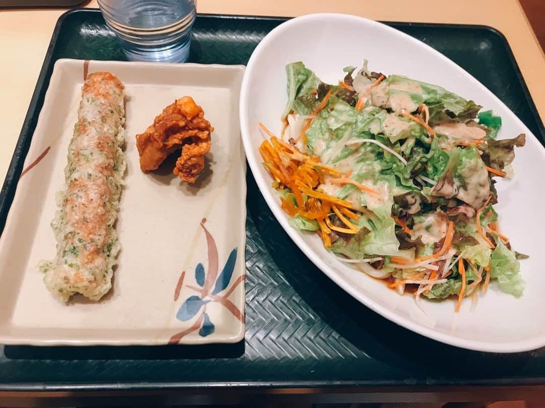 はなまるうどんのインスタグラム：「野菜不足が気になるので、今日は #コクうまサラダうどん 😆✨✨ 一緒に、 #ちくわ磯辺揚げ と #鶏の唐揚げ を選択🤗👌🏻」