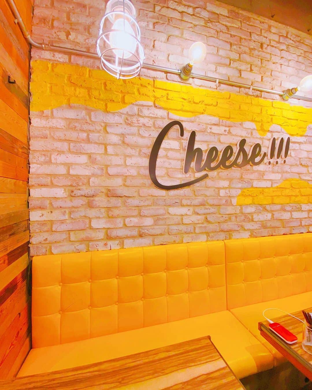 川子芹菜さんのインスタグラム写真 - (川子芹菜Instagram)「. . 昨日はクラフトチーズマーケット( @ccm_shibuya )に行ってきました🤤🧀 渋谷センター街のど真ん中にあるからすごく分かりやすかった😂 チーズ大好きすぎるから幸せ🥰💖 . 🧀自家製ブッラータ ナイフでチーズを割ると中からクリームがとろぉ〜っと🤤💓 トマトとの相性も抜群だし濃厚だし最高でした👍🏼 ブッラータは前にテレビで見た時から気になってたから、ようやく食べられて嬉しい🥰🌟 . 🧀シカゴピザ チーズがとろっとろでクリーミーで美味しすぎる😭❤ しかもめちゃくちゃチーズ使われてるからどこまでもチーズ🍕❣️❣️ 本当にチーズ好きにはたまらない…そして書いてたらまた食べたくなってきた……😭 ネタバレになるけど中のミートソースとの相性良すぎませんか美味しすぎませんか…？？？ とりあえずめちゃくちゃ美味しすぎるのでリピ確定です👍🏼 . 🧀バスク風チーズケーキ やっぱりチーズ専門店のチーズケーキの濃厚さには勝てないね🤤🍰 しっとり濃厚でとても美味でした💓💓 . . 雰囲気も良くて夜はお酒も楽しめるから今度ゆうみちゃん達連れて行こうかな🤔← . . . #クラフトチーズマーケット渋谷店  #クラフトチーズマーケット #craftcheesemarket  #東京グルメ #渋谷グルメ  #渋谷ランチ  #渋谷ディナー  #渋谷スイーツ  #渋谷カフェ  #渋谷カフェ巡り  #シカゴピザ #ピザ食べ放題 #チーズ🧀  #チーズたっぷり  #とろけるチーズ  #チーズ好き  #チーズ好きにはたまらない #チーズ大好き #チーズ料理」1月15日 13時31分 - kawakoserina