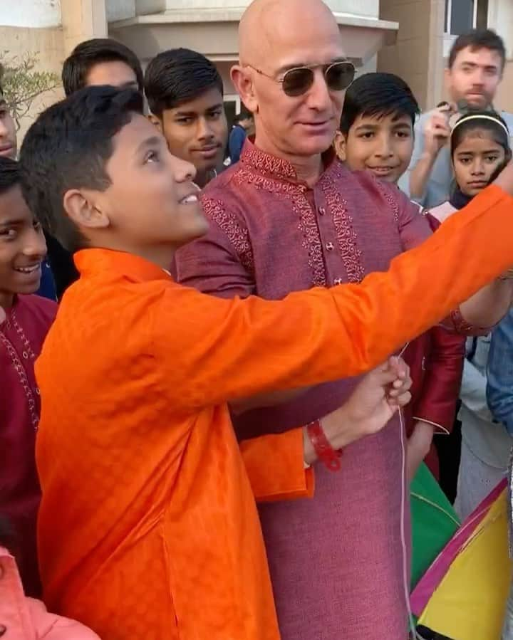 ジェフ・ベゾスのインスタグラム：「Any day is a good day when you get to fly a kite. #ThankYouIndia」