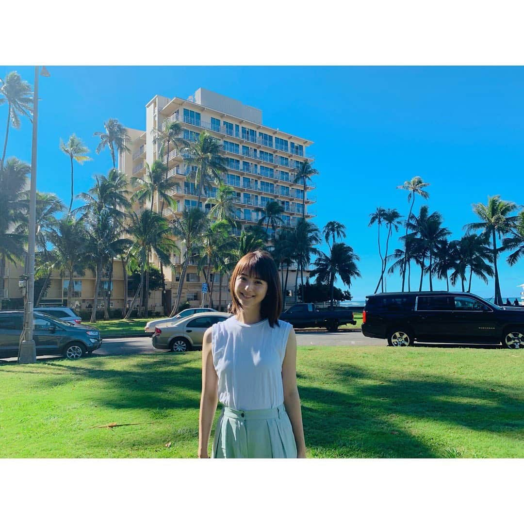 佐々木希さんのインスタグラム写真 - (佐々木希Instagram)「先月行ったハワイでの思い出❤︎ 一枚目の朝焼けの景色は本当に綺麗でした。忘れないだろうな。。 二枚目はデビューを決意したホテルの前で📸 ホテル見ながら朝食。 思い出話をしていたら私の母号泣してました。笑  アンティミテのこれから販売するワンピースが軽くてシワにならず持って行って良かった！  #Hawaii」1月15日 13時35分 - nozomisasaki_official