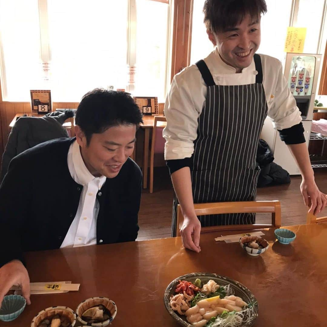 栗原心平さんのインスタグラム写真 - (栗原心平Instagram)「今日からまた青森県は下北半島へ。横浜町でおいしいものをたくさんいただく！しょっぱなから腹パンパンだぜ！！！下北はおいしいものがたくさんありすぎる笑笑そして安い… #栗原心平 #shimpeikurihara #下北半島 #下北半島魅力発信　#帆立 #なまこ #なまこ茶漬け #ほろ酔い豚 #ホタテフライ #半生ホタテフライ #横浜町 #菜の花プラザ #湧水亭 #おからドーナッツ #菜の花はちみつ #菜種油　#東奥日報 #東奥日報高木さん　#菜の花プラザのピザ」1月15日 13時40分 - shimpei_kurihara