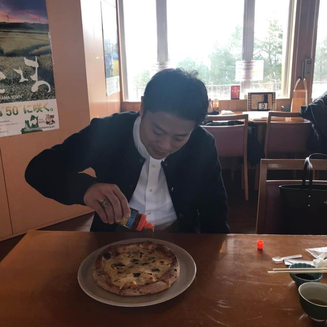 栗原心平さんのインスタグラム写真 - (栗原心平Instagram)「今日からまた青森県は下北半島へ。横浜町でおいしいものをたくさんいただく！しょっぱなから腹パンパンだぜ！！！下北はおいしいものがたくさんありすぎる笑笑そして安い… #栗原心平 #shimpeikurihara #下北半島 #下北半島魅力発信　#帆立 #なまこ #なまこ茶漬け #ほろ酔い豚 #ホタテフライ #半生ホタテフライ #横浜町 #菜の花プラザ #湧水亭 #おからドーナッツ #菜の花はちみつ #菜種油　#東奥日報 #東奥日報高木さん　#菜の花プラザのピザ」1月15日 13時40分 - shimpei_kurihara