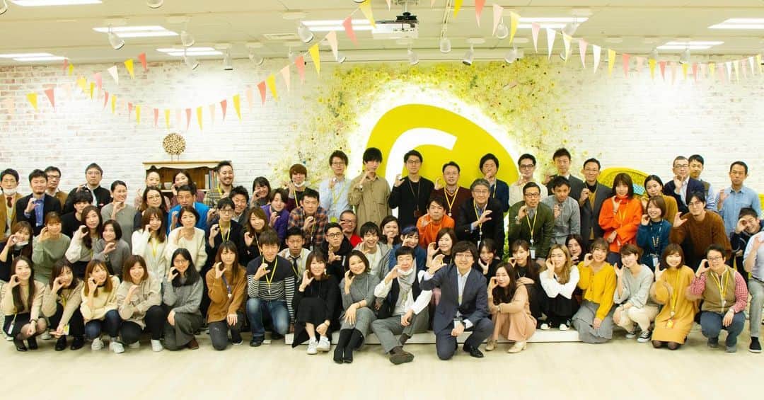 のインスタグラム：「全社ミーティング後の記念写真。」