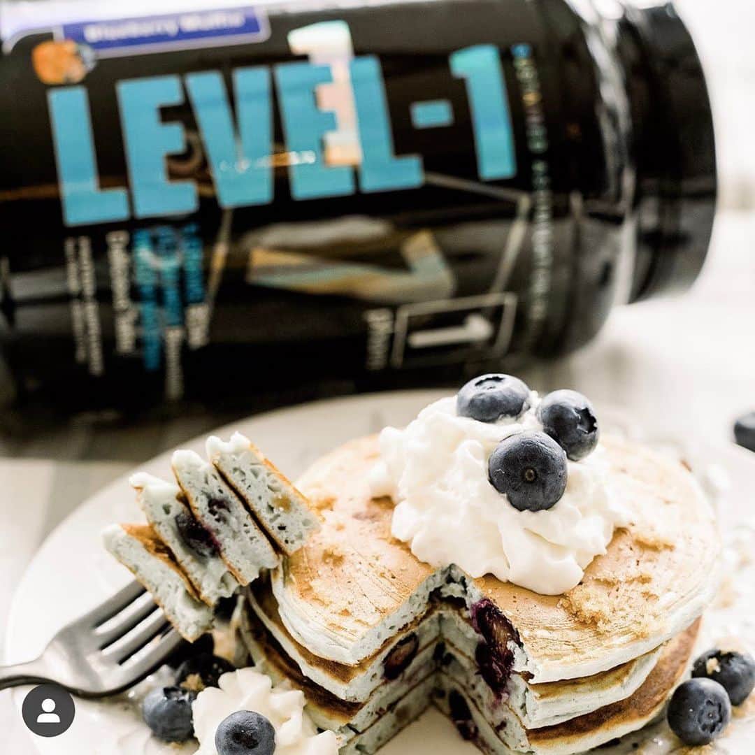 エミリー・シアーズさんのインスタグラム写真 - (エミリー・シアーズInstagram)「Protein isn’t always about shakes! 🥞 @1stphorm level-1 comes in so many flavours you can use it to make pretty much anything your heart desires 😋 .  This #blueberrypancakes recipe from @emilyfrisella is to die for! Swipe for the recipe, and follow her - she’s the master of healthy meal ideas! 👩🏼‍🍳 . #iam1stphorm #healthyfood #pancakes #treat #yummy」1月15日 5時07分 - emilysears