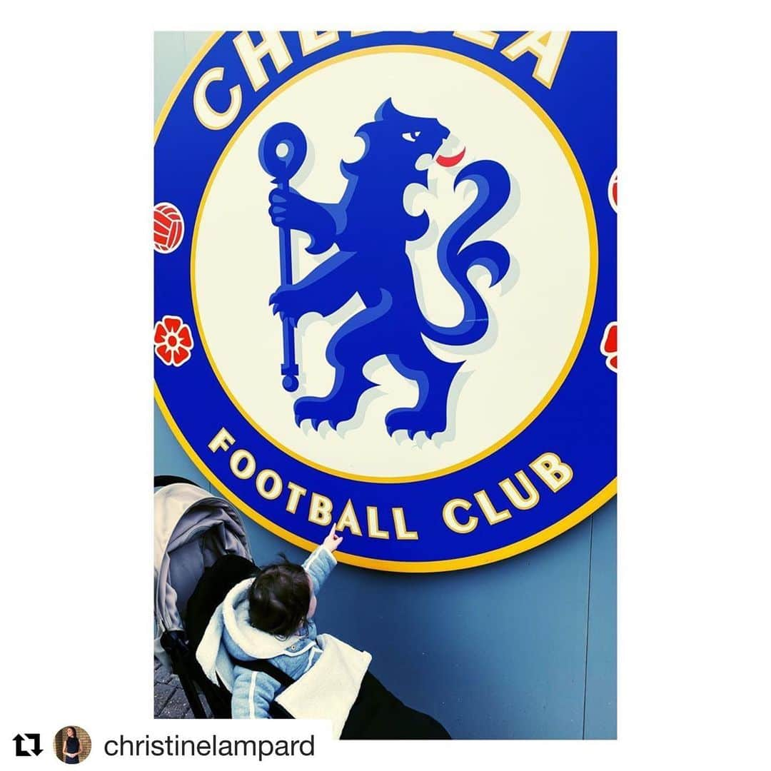 フランク・ランパードさんのインスタグラム写真 - (フランク・ランパードInstagram)「💙💙💙 #Repost @christinelampard with @get_repost ・・・ Daddy’s girl @franklampard @chelseafc  #chelsea 💙💙💙」1月15日 5時36分 - franklampard