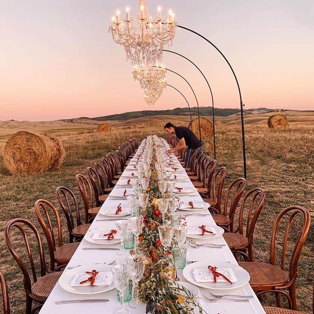 エル・マリアージュのインスタグラム：「2020 WEDDING TREND✍️【ユニークベニュー】結婚式をとことん楽しむ海外花嫁のあいだでは、ゲストがワクワクするような場所でのパーティーが大ブーム。牧場や図書館、博物館、ウィスキーの蒸留所も会場に💕🥃 続きは最新号のトレンド特集でCheck😉✨ .. .. Planning&Styling @italian_eye_events  Location @locandaintuscany  Flowers @designbynatureflowers  Chandeliers @paganiservice  Catering @ristorante_ivecchiamici  Stationary @fiammettadogi .. .. #ellemariage #エルマリアージュ #2020春婚 #2020冬婚 #2020夏婚 #2020秋婚 #日本中のプレ花嫁さんと繋がりたい #ellebride #2020年ウエディングトレンド #会場デコレーション #パーティーデコレーション #牧場ウエディング #freestylewedding #partydecoration #結婚式コーデ」