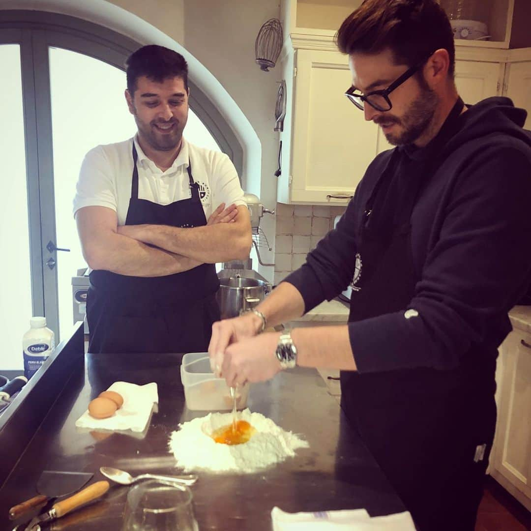 ジェニー・ガースさんのインスタグラム写真 - (ジェニー・ガースInstagram)「He took a cooking lesson in Tuscany...Thank you @dirvla for insisting on this vacation!❤️ F*#k Hollywood...i’m eating  pasta!  @contidisanbonifacio - - - #tuscany #cooking #pastalover #pasta #vacation #husband #italy」1月15日 6時39分 - jenniegarth