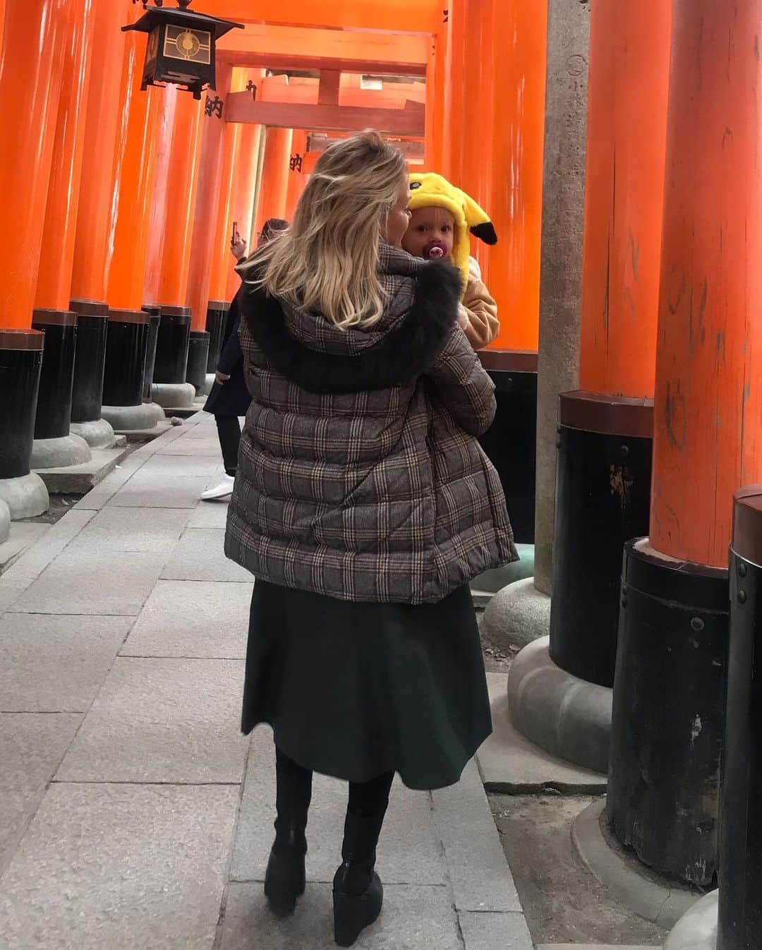 Eliana Michaelichin Bezerraさんのインスタグラム写真 - (Eliana Michaelichin BezerraInstagram)「Aquele frio que vale a pena... #fushimiinaritaisha #temple #elianaviaja #japan #japão #templo #feriasemfamilia #mariapassanafrente」1月15日 6時59分 - eliana