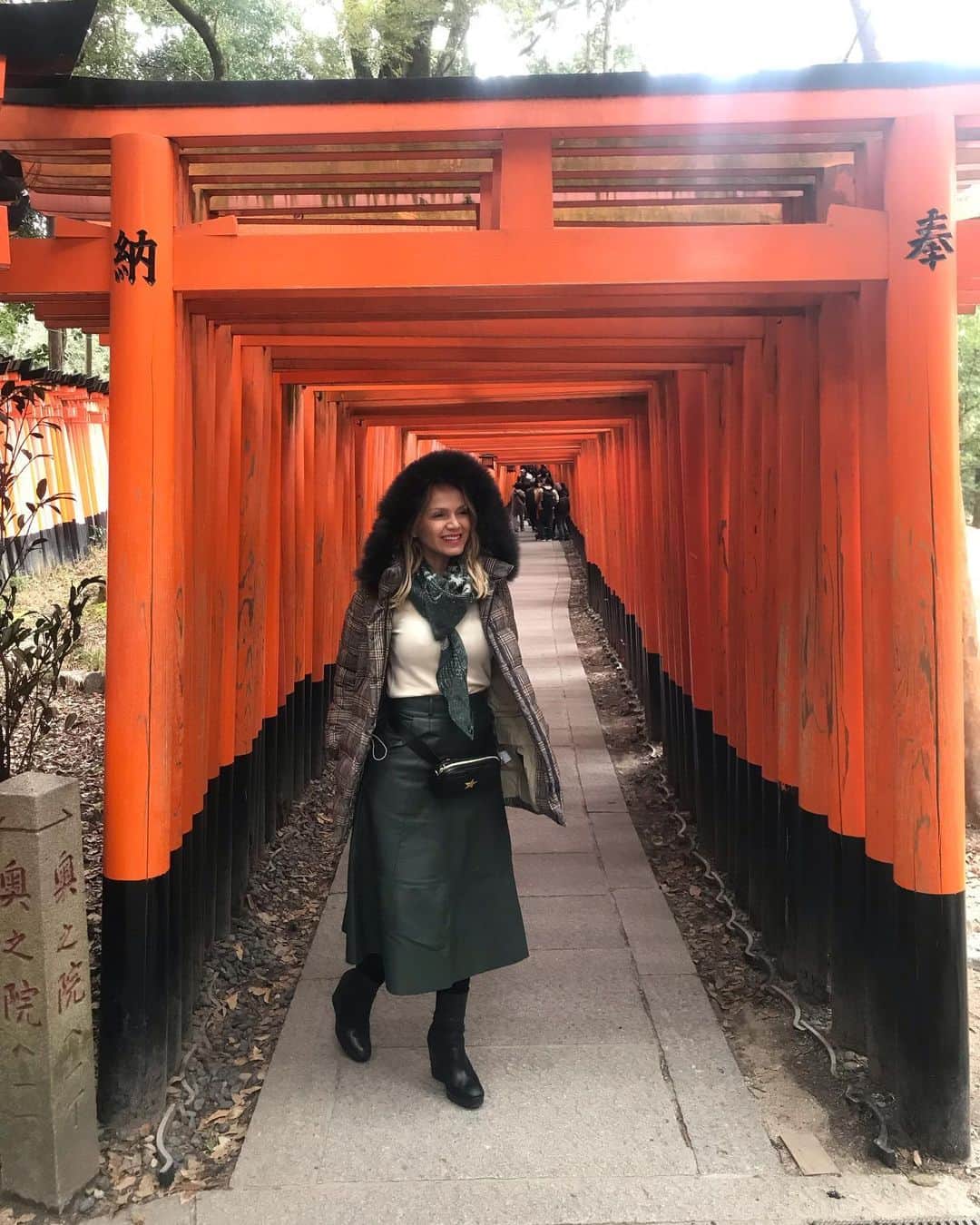 Eliana Michaelichin Bezerraのインスタグラム：「Aquele frio que vale a pena... #fushimiinaritaisha #temple #elianaviaja #japan #japão #templo #feriasemfamilia #mariapassanafrente」