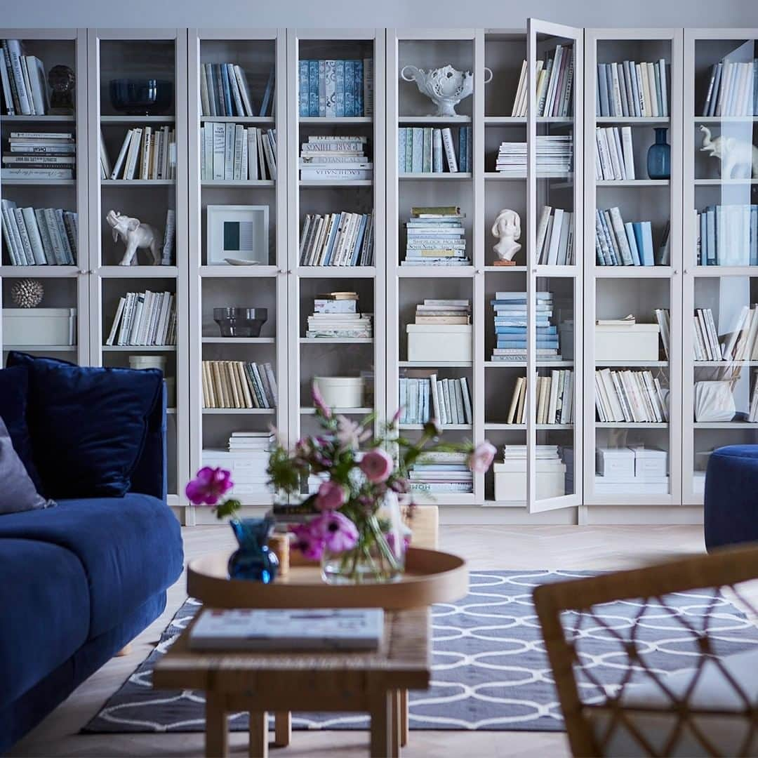 IKEA USAさんのインスタグラム写真 - (IKEA USAInstagram)「Don’t just organize your living room bookshelves, curate them. Make your books and collectibles look even smarter with tempered glass doors.」1月15日 7時01分 - ikeausa