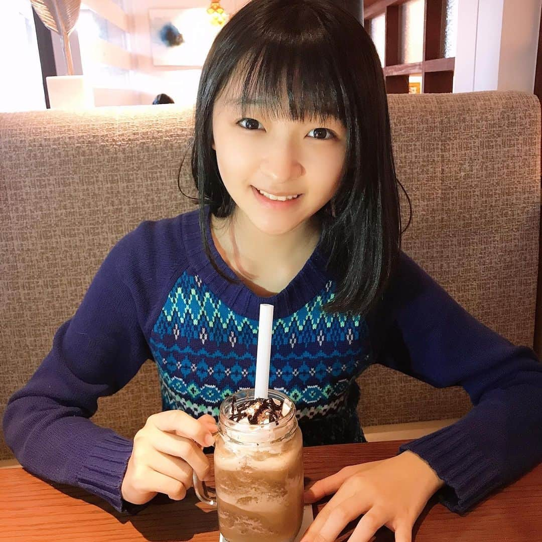 前野えまさんのインスタグラム写真 - (前野えまInstagram)「家族で食事に行くと、いろいろシェアできるのでお得です😋  #家族でお出かけ #ハワイアンカフェ #フローズン #ダークモカチップ #ラテ #ガーリックシュリンプ #ステーキ #ガーリックライス #デミグラス #バターソース #ロコモコ #ハンバーグ  #前野えま  #family #familytime #dinner #mocha #latte #garlicshrimp #steak #locomoco #humberger #delicious #yammy  #followme #instagood #tflers # #idol #actor」1月15日 7時01分 - maeno_ema