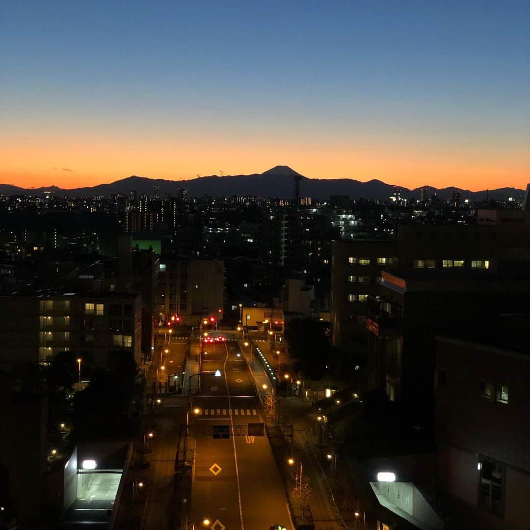 yukiさんのインスタグラム写真 - (yukiInstagram)「おはようございます。﻿ "東京のオシャレなホテル"では、﻿ 素晴らしい富士山ビューでご利益いただき、﻿ タオルはフワフワ、ベッドはフカフカ﻿ 「コーヒー入れて」「夕飯なに？」とかない﻿ そりゃもう、かなりのストレス軽減🥰﻿ ﻿ 朝ごはんのブュッフェは最高で﻿ 和食→洋食→デザート→スムージー3杯…﻿ 朝食会場永遠にいられる、いたい。笑﻿ ﻿ 何もしない贅沢な1日を過ごせました💛﻿ ありがとうー！！ #東京のオシャレなホテル #何もしない贅沢 #家事も仕事も休み  #母と娘の時間  #朝食大好き #milkaの旅 #milka」1月15日 7時21分 - milkayuki