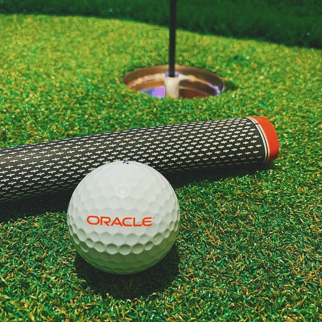 Oracle Corp. （オラクル）さんのインスタグラム写真 - (Oracle Corp. （オラクル）Instagram)「Score a hole-in-one with Oracle Cloud! Thanks for joining us at Oracle Cloud Day New York. Tee up your cloud strategy by joining us at an upcoming #OracleCloudDay near you⛳️☁️」1月15日 7時31分 - oracle