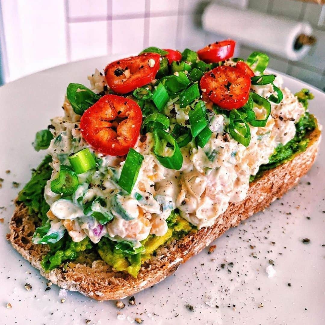Whole Foods Marketさんのインスタグラム写真 - (Whole Foods MarketInstagram)「Avocado toast? Classic. Avocado toast with smashed chickpeas? Iconic. Head over to @kalememaybe’s page for the complete recipe details.」1月15日 7時42分 - wholefoods