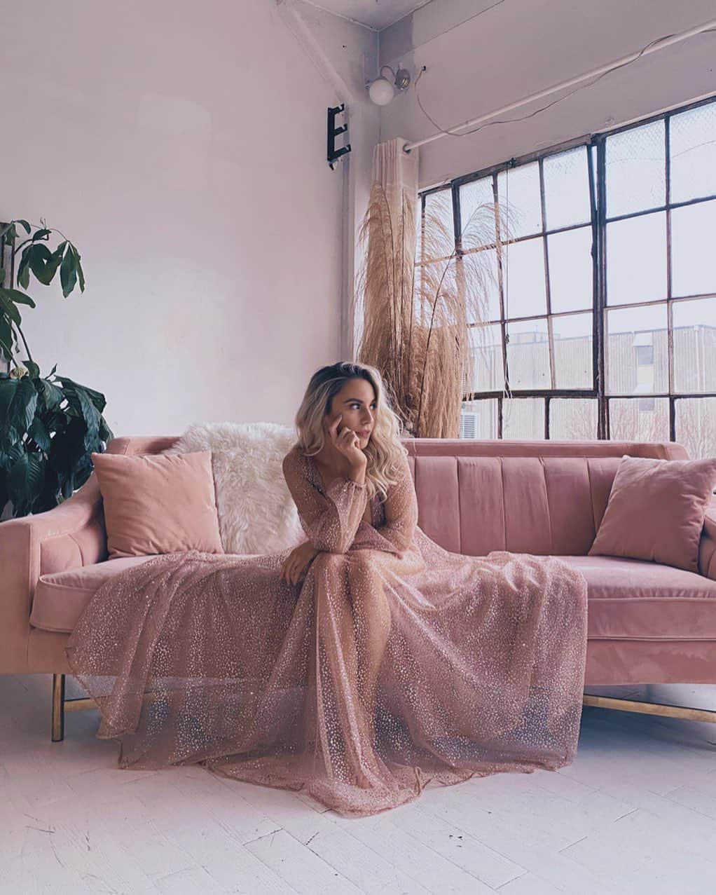 Kalyn Nicholsonのインスタグラム：「ok google shuffle every Taylor Swift album to exist @amandaskuoo 📷  also it took everything out of me not to kidnap this couch today」