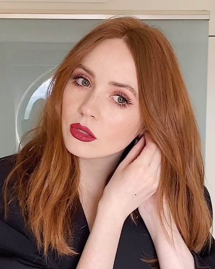 JO BAKERのインスタグラム：「K A R E N • G I L L A N 🏴󠁧󠁢󠁳󠁣󠁴󠁿 Final touches.... with a fruity duo of #apricot and #berry tones for @jumanjimovie in #Brazil !!!」