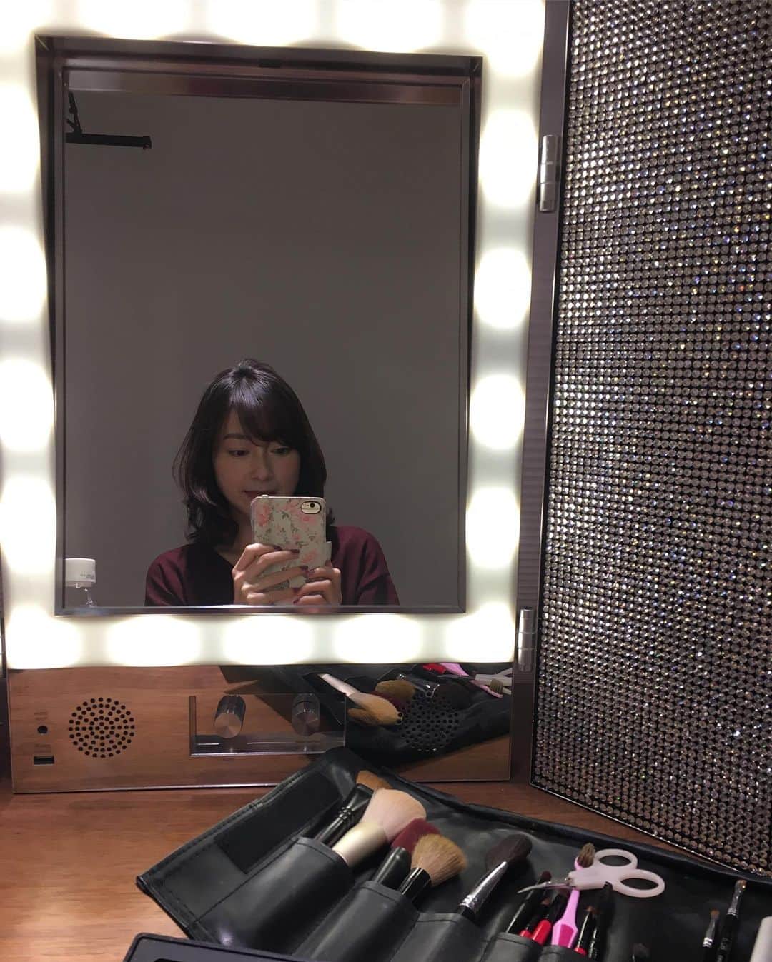 小橋めぐみのインスタグラム：「事務所にて、メイク。 事務所には、女優ミラーなるものがあります。きらっきら✨」