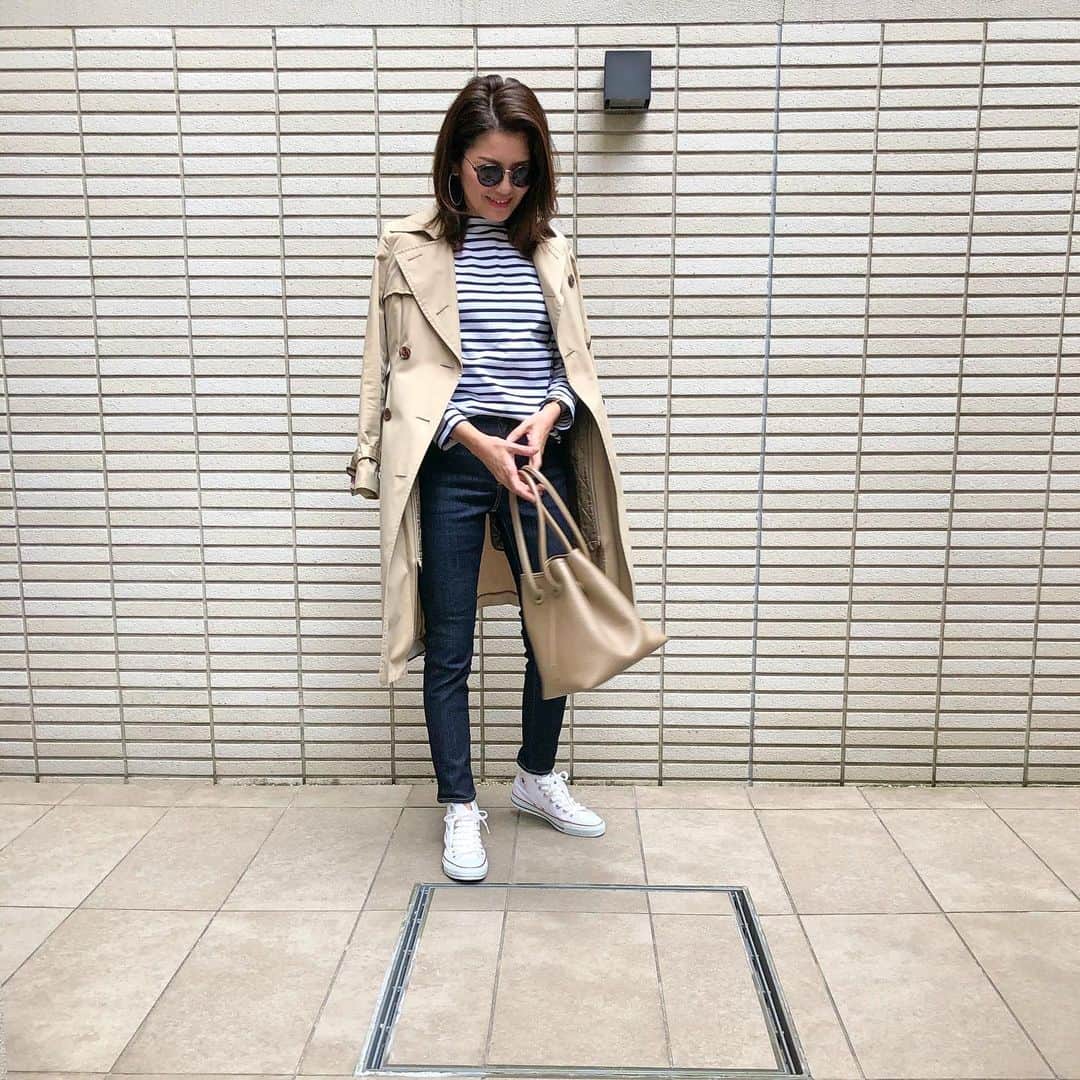 のインスタグラム：「スニーカーコーデ② #春コーデ . coat… @tomorrowland_jp  tops… @saintjames  denim… @redcardtokyo  bag… @vasic_japan  shoes… @converse_jp . . #outfit #coordinate #fashion #domani #domanist #ママコーデ #ママファッション #休日コーデ #スニーカーコーデ #スニーカー通勤 #ドマーニスト #定番アイテム」