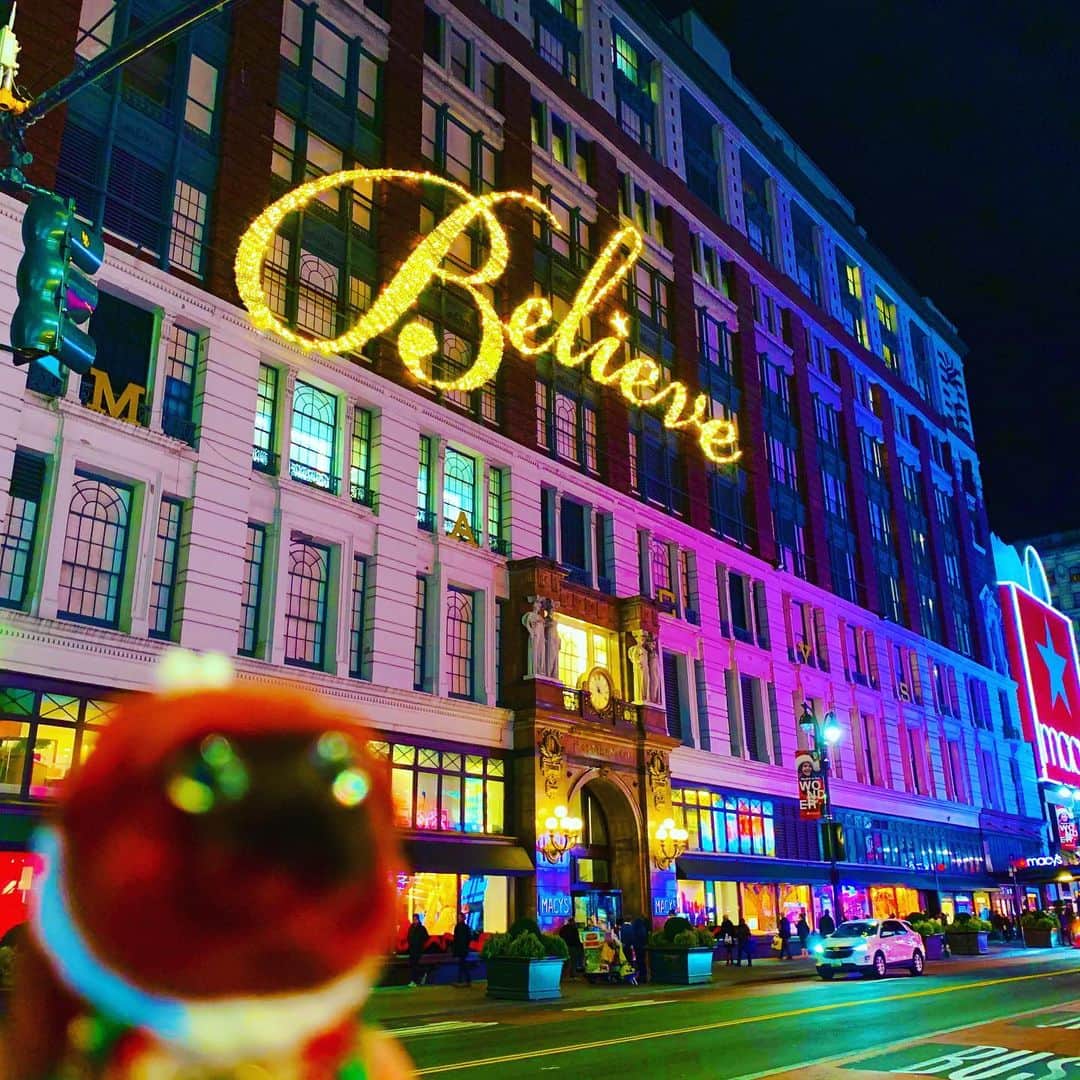 ころさんのインスタグラム写真 - (ころInstagram)「ころツーリスト in #アメリカ (#ニューヨーク ) . . おはようございます😆✨✨ . ニューヨークの人気百貨店メイシーズ‼️ . ここのクリスマス時期のショーウィンドーは毎年注目されておりニュースになるくらいだそうです😁✨✨ . 2019年はショーウィンドウなのに実際にカーゲームとして遊べる物もありさすがメイシーズと思わせてくれました😆✨✨ . サンクスギビングのパレードの最終地点としても有名なのですが詳しく知りたい方はこちらをご覧下さいhttps://mikissh.com/diary/macys-thanks-giving-day-parade-nyc/ 😊✨✨ . ころの他の写真を見たい方はこちらから！  @koro.dottokoi .  #ころツーリスト #旅 #旅日記 #旅スタグラム #旅すたぐらむ #トラベラー #旅に出たい #旅の記録 #旅好き #旅写真 #旅行好き #旅したくなるフォト #旅フォト #マイトリ #旅行大好き #わんこ #ぬいぐるみ #ぬいどり #ぬい撮り写真部 #マイトリップ #旅の思い出 #旅の思い出 #ぬい撮り #ぬい撮りさんと繋がりたい #ぬいすたぐらむ」1月15日 8時09分 - koro.dottokoi