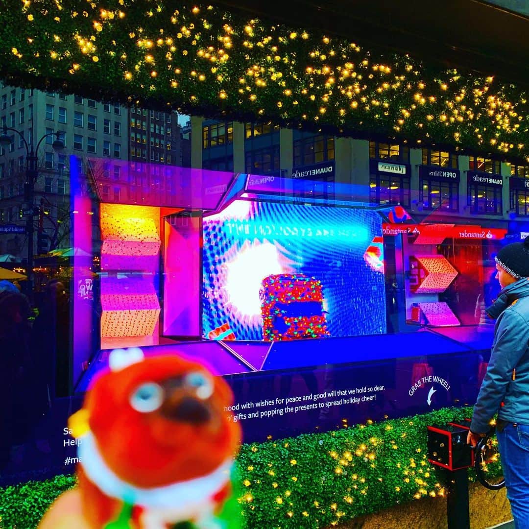 ころさんのインスタグラム写真 - (ころInstagram)「ころツーリスト in #アメリカ (#ニューヨーク ) . . おはようございます😆✨✨ . ニューヨークの人気百貨店メイシーズ‼️ . ここのクリスマス時期のショーウィンドーは毎年注目されておりニュースになるくらいだそうです😁✨✨ . 2019年はショーウィンドウなのに実際にカーゲームとして遊べる物もありさすがメイシーズと思わせてくれました😆✨✨ . サンクスギビングのパレードの最終地点としても有名なのですが詳しく知りたい方はこちらをご覧下さいhttps://mikissh.com/diary/macys-thanks-giving-day-parade-nyc/ 😊✨✨ . ころの他の写真を見たい方はこちらから！  @koro.dottokoi .  #ころツーリスト #旅 #旅日記 #旅スタグラム #旅すたぐらむ #トラベラー #旅に出たい #旅の記録 #旅好き #旅写真 #旅行好き #旅したくなるフォト #旅フォト #マイトリ #旅行大好き #わんこ #ぬいぐるみ #ぬいどり #ぬい撮り写真部 #マイトリップ #旅の思い出 #旅の思い出 #ぬい撮り #ぬい撮りさんと繋がりたい #ぬいすたぐらむ」1月15日 8時09分 - koro.dottokoi
