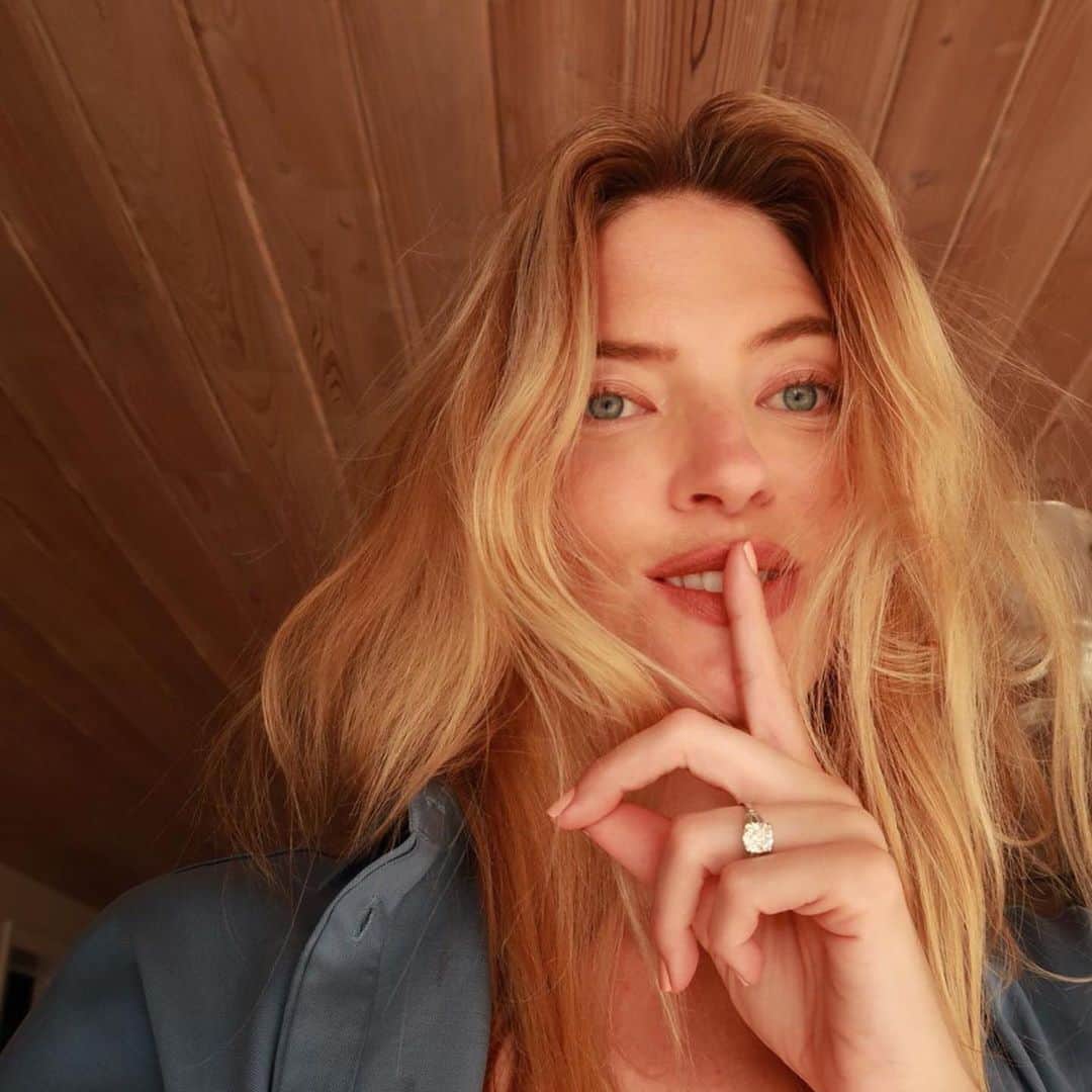 エル・マリアージュのインスタグラム：「HAPPY ENGAGEMENT✨💍✨ヴィクシーモデルのマーサ・ハントが、5年間交際したフォトグラファーのジェイソン・マクドナルドと婚約🎉婚約指輪は中央に大粒ダイヤモンドが輝く王道のソリテール。エル・オンラインではプレ花マーサのスタイルルールをフィーチャー中🕊 .. .. #Repost @marthahunt with @make_repost ・・・ i have a secret... .. .. #ellemariage #エルマリアージュ #2020春婚 #2020夏婚 #2020秋婚 #2020冬婚 #日本中のプレ花嫁さんと繋がりたい #世界中のプレ花嫁さんとつながりたい #結婚準備 #エンゲージメントリング #エンゲージリング #婚約指輪 #婚約指輪💍 #エンゲージメントフォト #ダイヤモンドリング #isaidyes #ellebride #victoriasecretmodels2014」