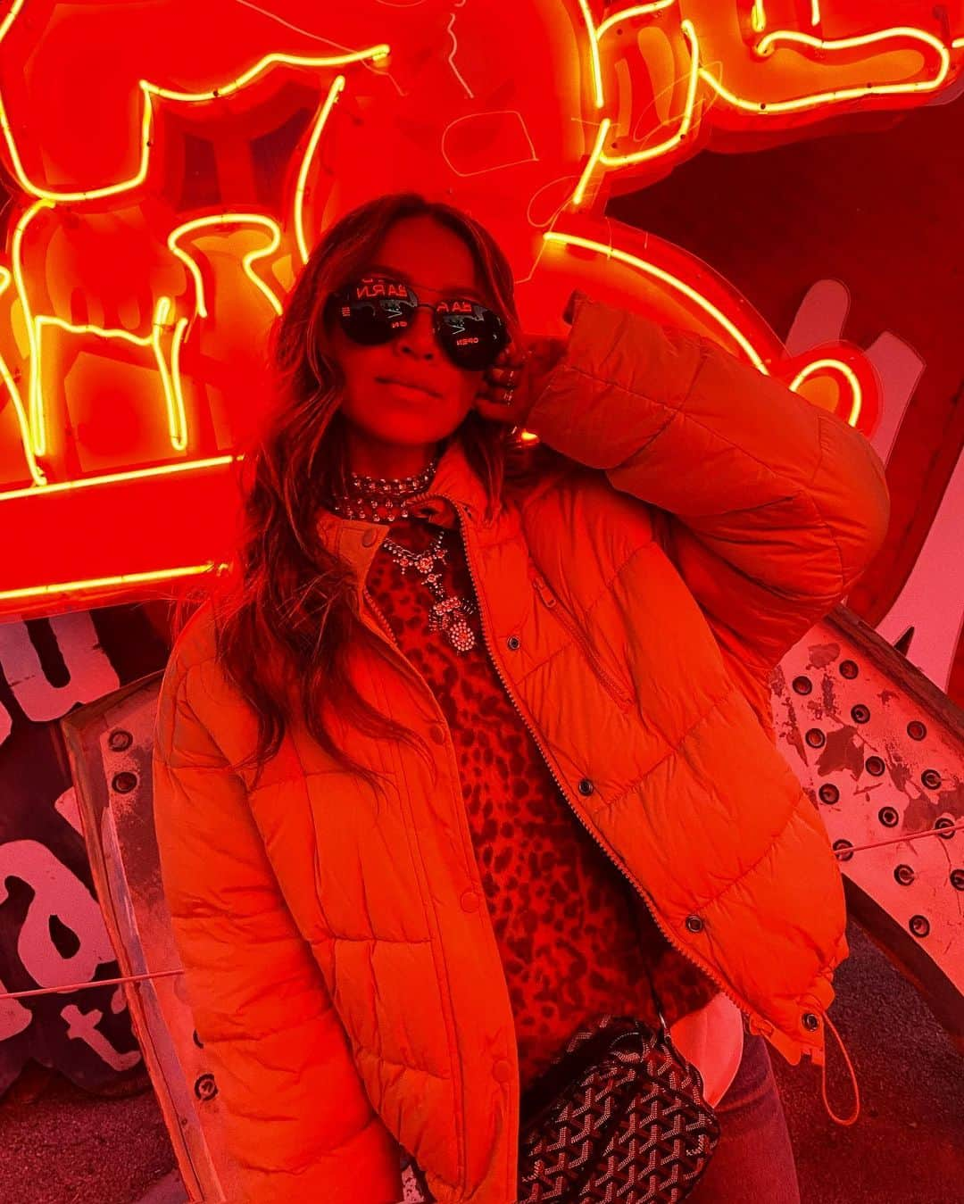 ジュリー・サリニャーナさんのインスタグラム写真 - (ジュリー・サリニャーナInstagram)「Vibin’. ✨ #neonmuseumlasvegas」1月15日 8時26分 - sincerelyjules