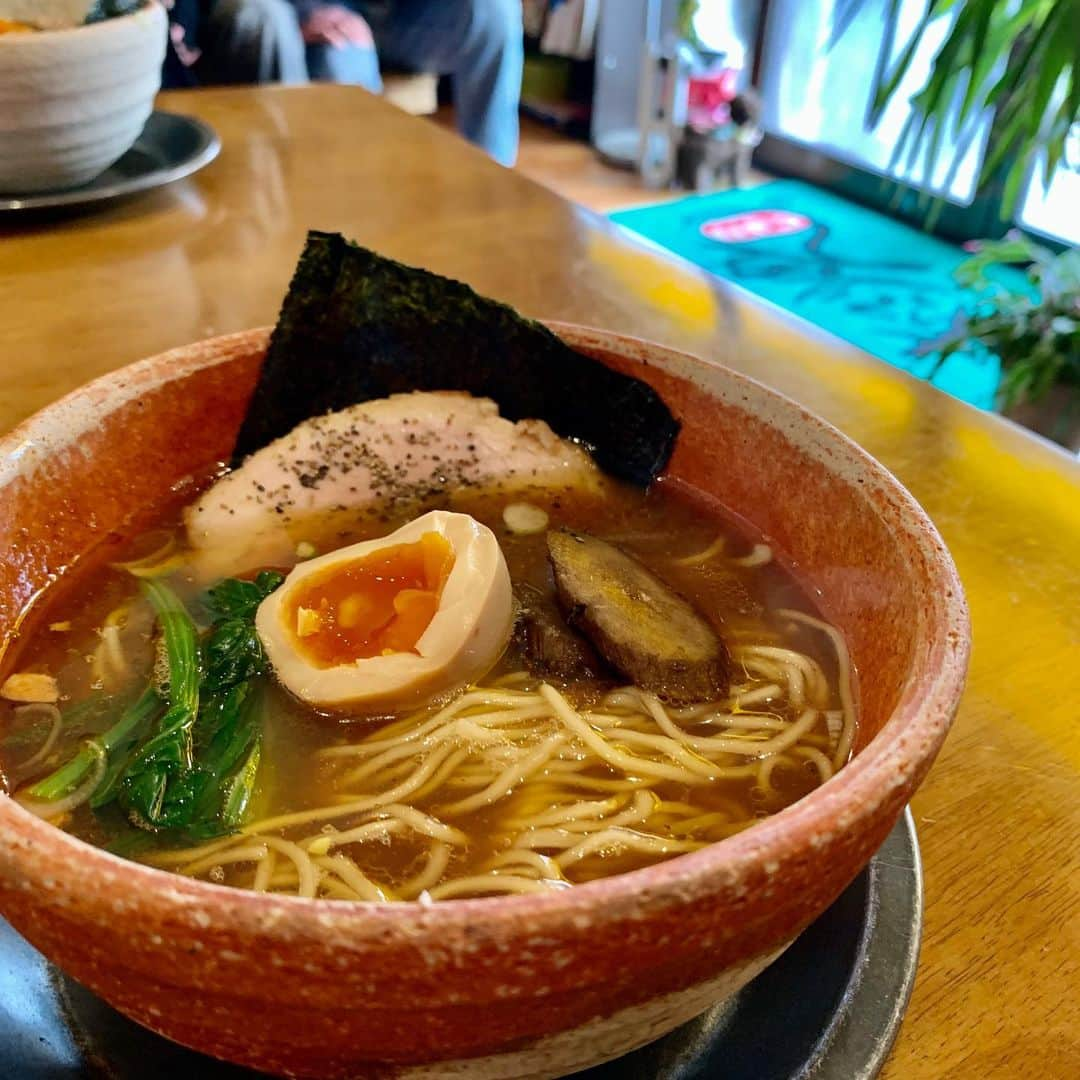 本谷亜紀さんのインスタグラム写真 - (本谷亜紀Instagram)「長野の軽井沢のラーメンといえば『あってりめんこうじ』好きすぎて数回行ってる😊身体への優しさを考えたラーメンで、ゴボウ推しなの。凄い好き。 ㅤㅤㅤㅤㅤㅤㅤㅤㅤㅤㅤㅤㅤ 大好きな起業メンバーと軽井沢合宿😊エアビーで暖炉のあるログハウス借りて、ご飯みんなで作って、星空見ながら夢語って、ダンスして、温泉行って最高だった😚私はプライベートがほぼ皆無で、常に仕事していたいので、仕事仲間がもはや愛しい人たちってのはほんとに幸せな事です☺️ ㅤㅤㅤㅤㅤㅤㅤㅤㅤㅤㅤㅤㅤ でもこれって当たり前じゃなくて、こういう風になるようにみんなで悩みながら作り上げたコミュニティだからこれからも大切にしていきたい。と、ロケの待ち時間が長くてつらつら書いちゃいました😁 #あってりめんこうじ #軽井沢　#rinbrandingoffice  #ラーメン #らーめん #拉麺 #라면#ramen#noodle  #つけ麺 #まぜそば #汁なし #麺 #麺活 #ラーメン巡り #ラーメンインスタグラマー #麺スタグラム #rameninstagramer  #travel #foodiesofinstagram」1月15日 14時11分 - akichi0518_ramen