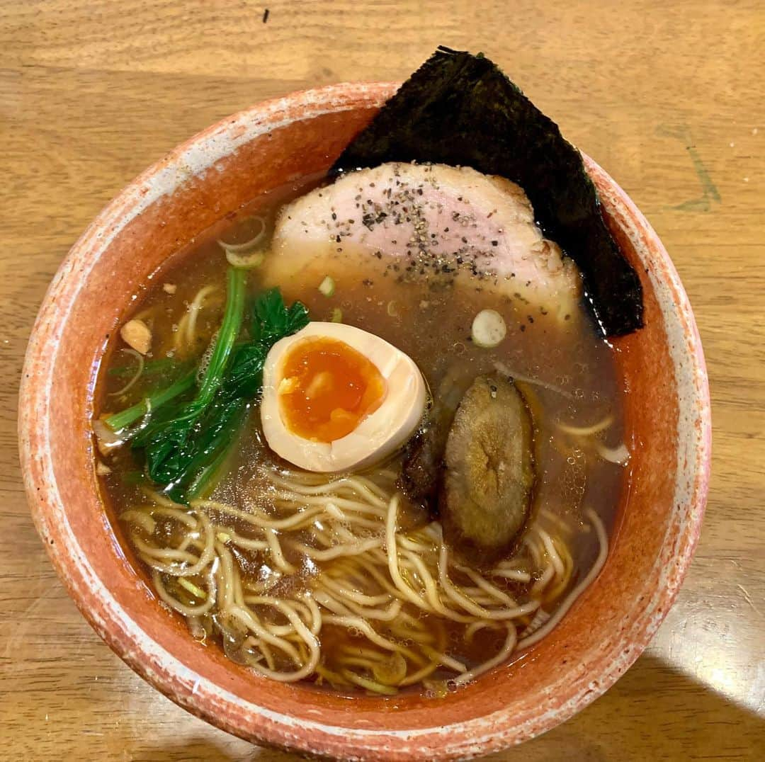 本谷亜紀さんのインスタグラム写真 - (本谷亜紀Instagram)「長野の軽井沢のラーメンといえば『あってりめんこうじ』好きすぎて数回行ってる😊身体への優しさを考えたラーメンで、ゴボウ推しなの。凄い好き。 ㅤㅤㅤㅤㅤㅤㅤㅤㅤㅤㅤㅤㅤ 大好きな起業メンバーと軽井沢合宿😊エアビーで暖炉のあるログハウス借りて、ご飯みんなで作って、星空見ながら夢語って、ダンスして、温泉行って最高だった😚私はプライベートがほぼ皆無で、常に仕事していたいので、仕事仲間がもはや愛しい人たちってのはほんとに幸せな事です☺️ ㅤㅤㅤㅤㅤㅤㅤㅤㅤㅤㅤㅤㅤ でもこれって当たり前じゃなくて、こういう風になるようにみんなで悩みながら作り上げたコミュニティだからこれからも大切にしていきたい。と、ロケの待ち時間が長くてつらつら書いちゃいました😁 #あってりめんこうじ #軽井沢　#rinbrandingoffice  #ラーメン #らーめん #拉麺 #라면#ramen#noodle  #つけ麺 #まぜそば #汁なし #麺 #麺活 #ラーメン巡り #ラーメンインスタグラマー #麺スタグラム #rameninstagramer  #travel #foodiesofinstagram」1月15日 14時11分 - akichi0518_ramen