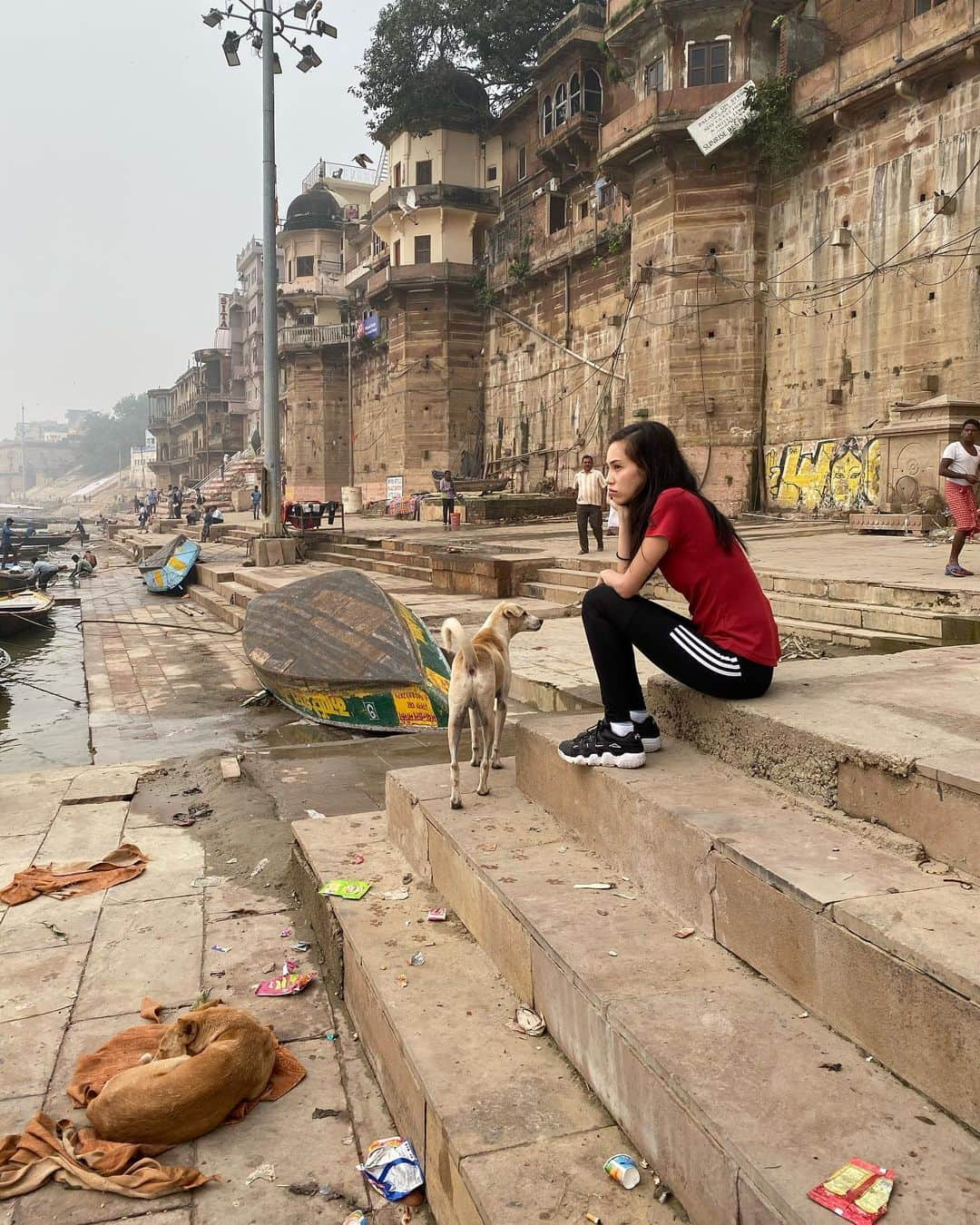 水原希子 さんのインスタグラム写真 - (水原希子 Instagram)「@brasute_hulu 🌏🚶🏻‍♀️❣️ Memories in magical India, Varanasi and Jodhpur 💙 ブラを捨て旅に出ようの撮影で 初めて訪れたインド🐮 バラナシとジョードプル 心が震えた瞬間、いっぱいあったなぁ。神秘。 ブラ捨ては1月24日からHuluで独占配信！ 本当に沢山の方に見て頂きたいです❣️ @hulu_japan  #ブラを捨て旅に出よう #kikosinfinitejourney」1月15日 14時12分 - i_am_kiko