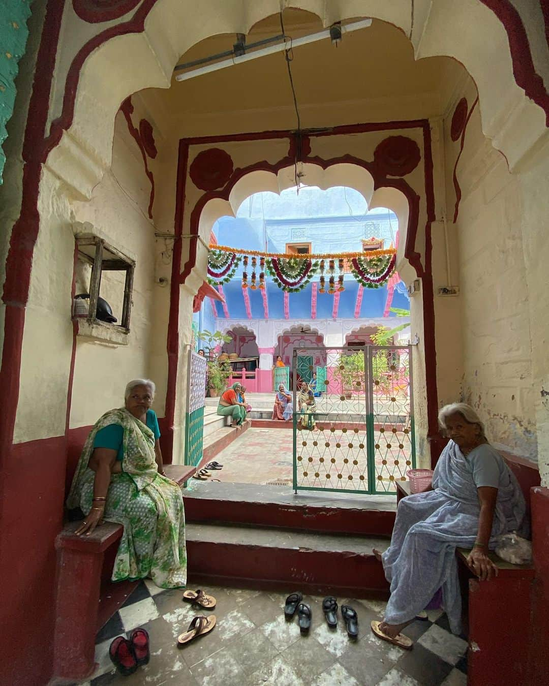 水原希子 さんのインスタグラム写真 - (水原希子 Instagram)「@brasute_hulu 🌏🚶🏻‍♀️❣️ Memories in magical India, Varanasi and Jodhpur 💙 ブラを捨て旅に出ようの撮影で 初めて訪れたインド🐮 バラナシとジョードプル 心が震えた瞬間、いっぱいあったなぁ。神秘。 ブラ捨ては1月24日からHuluで独占配信！ 本当に沢山の方に見て頂きたいです❣️ @hulu_japan  #ブラを捨て旅に出よう #kikosinfinitejourney」1月15日 14時12分 - i_am_kiko