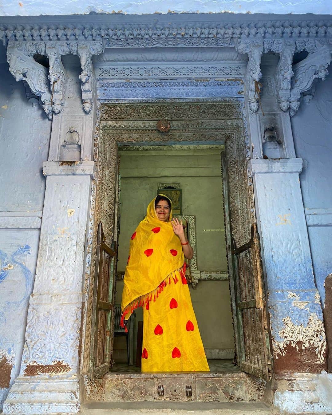 水原希子 さんのインスタグラム写真 - (水原希子 Instagram)「@brasute_hulu 🌏🚶🏻‍♀️❣️ Memories in magical India, Varanasi and Jodhpur 💙 ブラを捨て旅に出ようの撮影で 初めて訪れたインド🐮 バラナシとジョードプル 心が震えた瞬間、いっぱいあったなぁ。神秘。 ブラ捨ては1月24日からHuluで独占配信！ 本当に沢山の方に見て頂きたいです❣️ @hulu_japan  #ブラを捨て旅に出よう #kikosinfinitejourney」1月15日 14時12分 - i_am_kiko